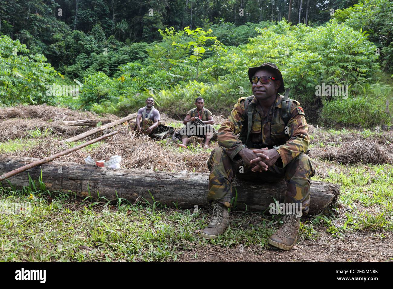 USA Soldaten der 130. Ingenieurbrigade, 8. Militärpolizeibrigade, 10. Unterstützungsgruppe und der Papua-Neuguinea-Verteidigungsstreitkräfte wanderten am 27. März in der Ecke Owers zum Imita Base Trail, Papua-Neuguinea während des Tamiok Strike 22. Die Wanderung hat den USA geholfen Soldaten die Gelegenheit, einen kulturellen Tag mit der PNGDF zu verbringen, um mehr über die Geschichte von Papua-Neuguinea zu erfahren. Wir müssen unsere Partnerschaften weiter ausbauen und reifen; nur durch diese Beziehungen sind wir in der Lage, Krisen zu verhindern, abzuschwächen und auf Krisen zu reagieren und die regionale Sicherheit und Stabilität aufrechtzuerhalten. Stockfoto