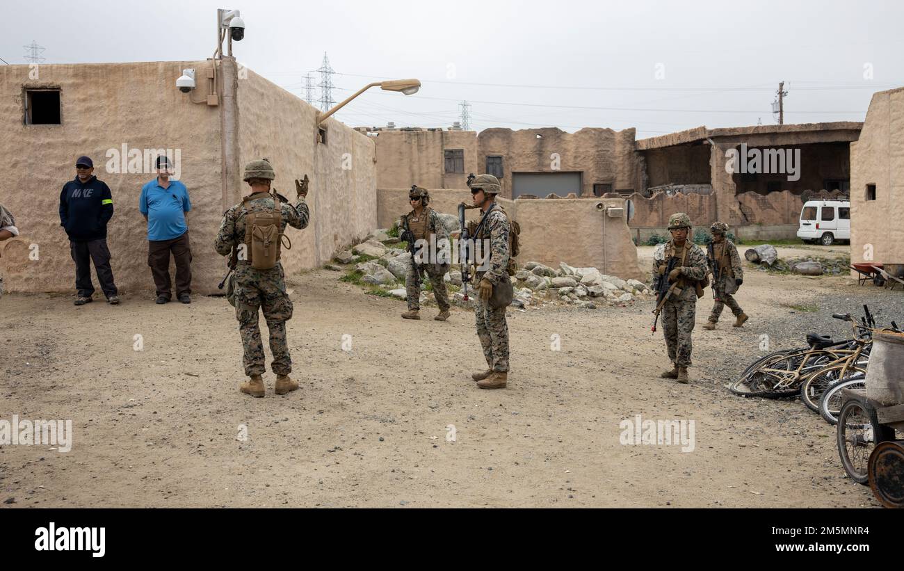 USA Marines mit Fox Company, 2. Bataillon, 4. Marines, 1. Marinedivision Patrouille durch den Infanterie-Tauchlehrer während der Marine Corps Combat Readiness Evaluation Expedition Group im Marine Corps Base Camp Pendleton, Kalifornien, 26. März 2022. Zweck des MCCRE ist es, die Kernaufgaben der Einheit und/oder die ihr zugewiesenen Mission-wesentlichen Aufgaben formell zu bewerten, um die Standardisierung der Dienste sicherzustellen und die Bereitschaft zu bekämpfen. Stockfoto