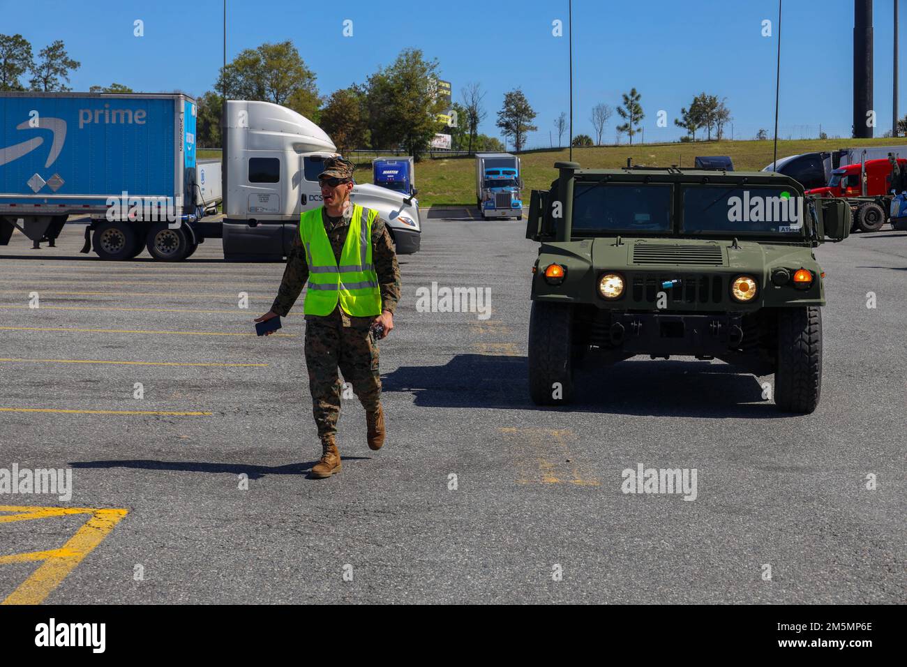 USA Marinekorps Sergeant Juan Rodriguez, ein Kraftfahrzeugbetreiber mit 3. Landing Support Bataillon, Combat Logistics Regiment 3, 3. Marine Logistics Group, führt ein Mehrzweckfahrzeug mit hoher Mobilität an einem Kontrollpunkt während der Übung Atlantic Dragon, Florida, 25. März 2022. 3. LSB führt Atlantic Dragon 22 in Zusammenarbeit mit CLR-37, 3. MLG und Combat Logistics Battalion 451, CLR-45, 4. MLG durch, um Und bereiten Sie Ausrüstung für verschiedene Zwecke im Marinekorps vor. Während der Übung testet der 3. LSB die Fähigkeit, einen Langstreckenkonvoi zu leiten Stockfoto USA Marinekorps Sergeant Juan Rodriguez, ein Kraftfahrzeugbetreiber mit 3. Landing Support Bataillon, Combat Logistics Regiment 3, 3. Marine Logistics Group, führt ein Mehrzweckfahrzeug mit hoher Mobilität an einem Kontrollpunkt während der Übung Atlantic Dragon, Florida, 25. März 2022. 3. LSB führt Atlantic Dragon 22 in Zusammenarbeit mit CLR-37, 3. MLG und Combat Logistics Battalion 451, CLR-45, 4. MLG durch, um Und bereiten Sie Ausrüstung für verschiedene Zwecke im Marinekorps vor. Während der Übung testet der 3. LSB die Fähigkeit, einen Langstreckenkonvoi zu leiten Stockfoto