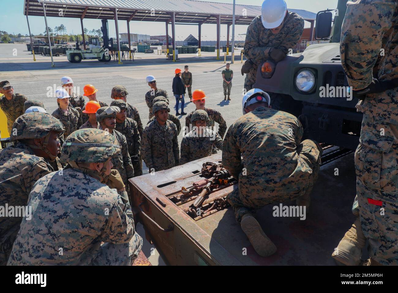 USA Marines mit 3. Landing Support Battalion, Combat Logistics Regiment 3, 3. Marine Logistics Group, laden und verzurren Fahrzeuge auf Eisenbahnwaggons während der Schulung der Railhead Operations Group während der Übung Atlantic Dragon in Marine Corps Logistics Base Albany, Georgia, 25. März 2022. 3. LSB führt Atlantic Dragon 22 in Zusammenarbeit mit CLR-37, 3. MLG und Combat Logistics Battalion 451, CLR-45, 4. MLG durch, um Und bereiten Sie Ausrüstung für verschiedene Zwecke im Marinekorps vor. Während der Übung testet 3. LSB Fähigkeiten zur Durchführung einer LN Stockfoto