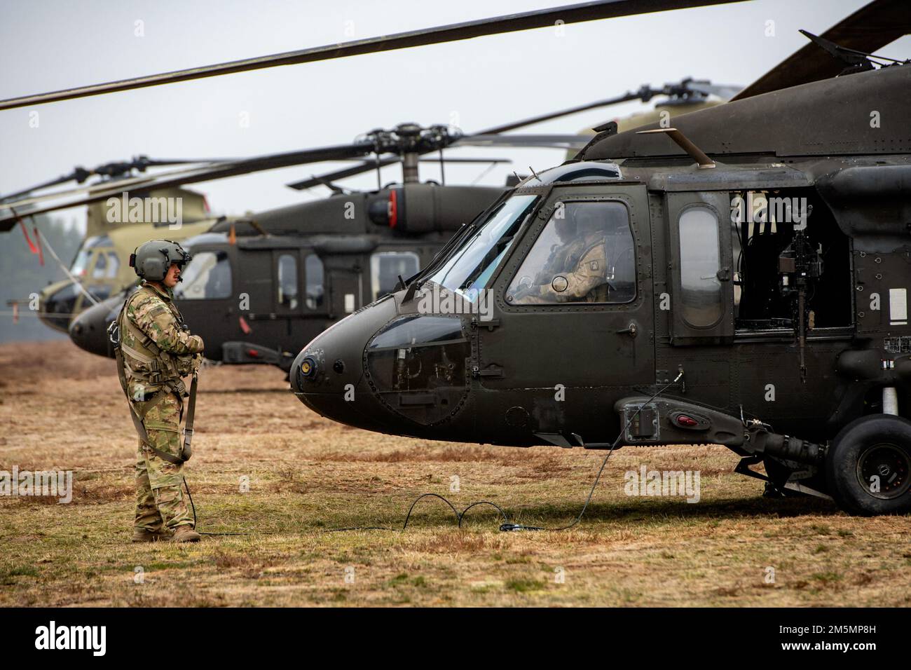 Eine dem 1-214. General Support Aviation Bataillon, 12. Combat Aviation Brigade, zugeteilte Armee bereitet sich auf den Start der Haupttriebwerke vor und geht zu ihren Qualifikationstischen für Luftgewehre als Teil einer einwöchigen Übung im Nadarzyce Training Area, Polen, 26. März 2022. Die Schulung ermöglicht es den Flugbesatzungen, ihre Kenntnisse im Umgang mit dem M240H-Maschinengewehrsystem zu verbessern und ihre Bereitschaft zur Unterstützung von Evakuierungseinsätzen bei Unfällen zu verbessern. Das CAB 12. ist unter anderem dem V Corps, dem Forward Disponated Corps in Europa, zugeordnet, das neben den NATO-Alliierten und regionalen n arbeitet Stockfoto