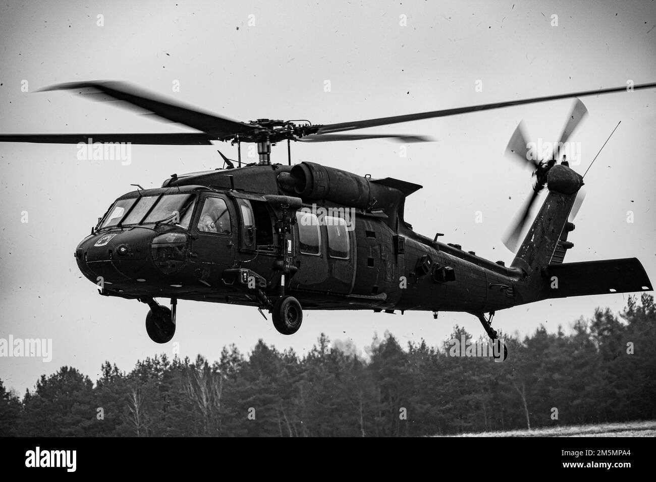 Ein Helikopter der US-Armee UH-60 Blackhawk 1-214. General Support Aviation Bataillon, 12. Combat Aviation Brigade führt im Rahmen einer einwöchigen Trainingsübung im Trainingsgebiet Nadarzyce, Polen, am 26. März 2022 eine individuelle und kollektive Qualifikation der Luftwaffen durch. Das Training ermöglicht es den Flugbesatzungen, ihre Kenntnisse mit dem M240H-Maschinengewehr-Waffensystem zu verbessern und ihre Bereitschaft zu verbessern, Evakuierungsmaßnahmen für Opfer zu unterstützen. Die CAB von 12. ist unter anderem dem V Corps, dem amerikanischen Vorwärts-Einsatzkorps in Europa, zugeordnet, das mit den NATO-Alliierten und der regionalen Sec zusammenarbeitet Stockfoto