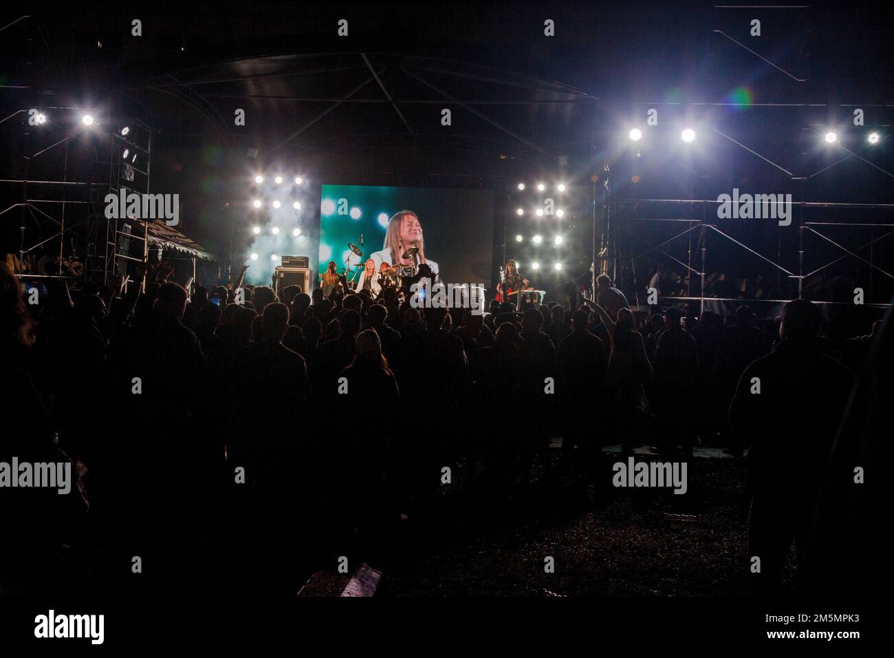 Besucher, die bei Laune sind, genießen die Aufführung einer lokalen Band. Stockfoto