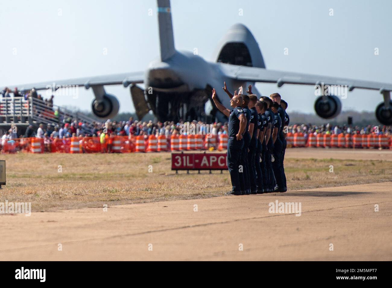 Die US Air Force Air Demonstration Squadron, bekannt als „Thunderbirds“, tritt am Columbus Air Force Base, Mississippi, am 26. März 2022 auf. Die Thunderbirds starteten ihre Flugsaison 2022 auf der Columbus AFB und werden dieses Jahr an mehr als 25 Schauplätzen auftreten. Stockfoto