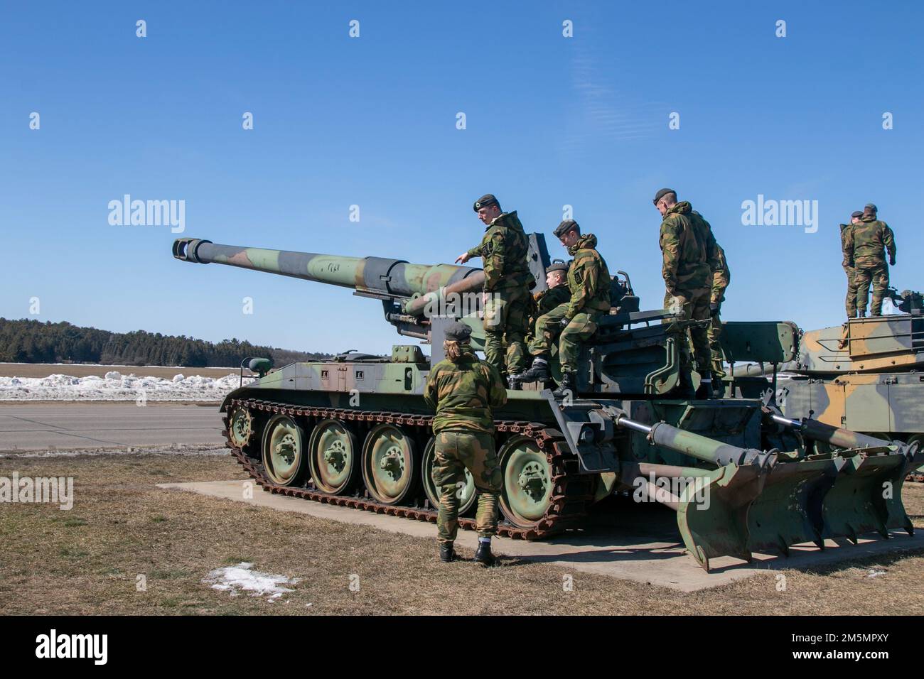 Norwegische Jugend Besuch des Minnesota Military Museum in Camp Ripley, 27. März 2022. Während des Besuchs kletterten sie auf verschiedene militärische Ausrüstung und spazierten durch das Museum, wo sie die Gelegenheit hatten, mehr über die Militärgeschichte zu erfahren. .(Foto der Nationalgarde Minnesota von Sergeant Mahsima Alkamooneh) Stockfoto