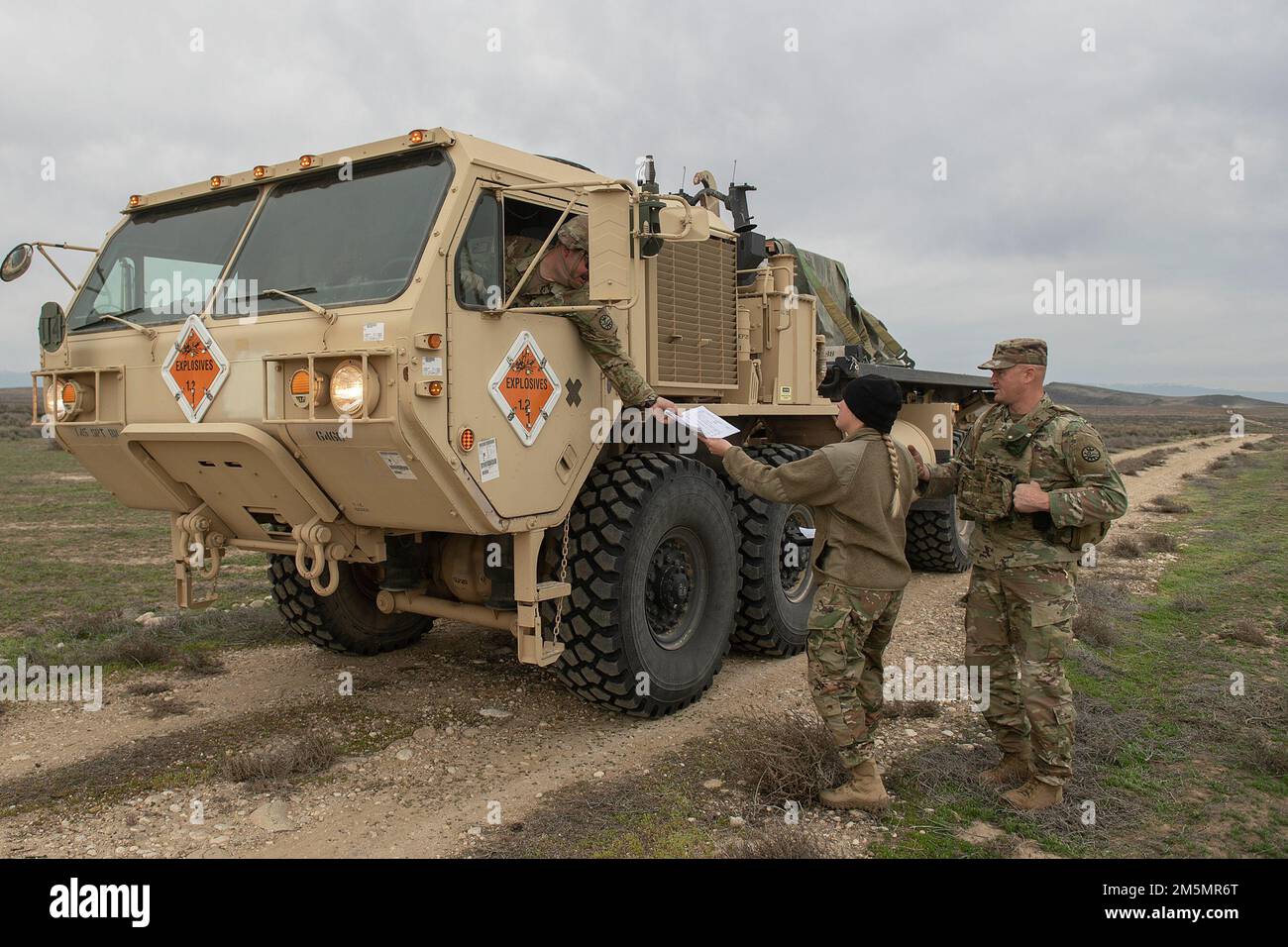 Ein LKW der Nationalgarde der Idaho Army liefert die Javelin-Raketen auf den Schießstand des Orchard Combat Training Center. In einem historischen Moment des Trainings für die Idaho Army National Guard, Soldaten der Charlie Company, 2-116. kombiniertes Waffenbataillon, 116. Kavallerie-Brigaden-Kampfteam, Hat am Sonntag die tragbare Panzerabwehrrakete FGM - Javelin abgefeuert, während er eine Reihe von Feldübungen durchgeführt hat, die für diese Woche auf den Orchard Combat Training Center Ranges geplant sind. Stockfoto