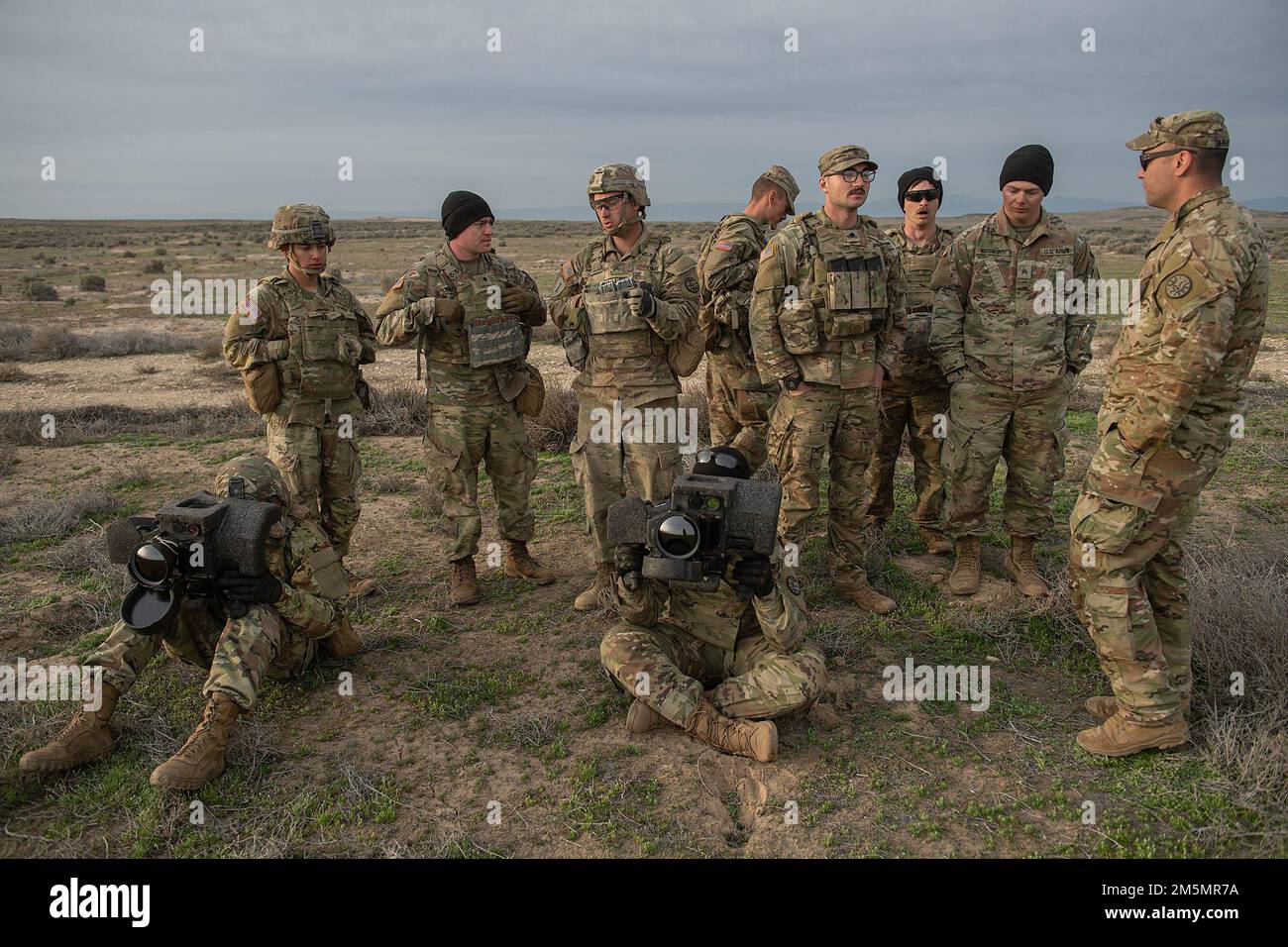 Vor der Ankunft der Javelin-Raketen begannen Soldaten der Charlie Company, sich auf die Übung mit dem Raketenzielsystem vorzubereiten. In einem historischen Moment des Trainings für die Idaho Army National Guard, Soldaten der Charlie Company, 2-116. kombiniertes Waffenbataillon, 116. Kavallerie-Brigaden-Kampfteam, Hat am Sonntag die tragbare Panzerabwehrrakete FGM - Javelin abgefeuert, während er eine Reihe von Feldübungen durchgeführt hat, die für diese Woche auf den Orchard Combat Training Center Ranges geplant sind. Stockfoto