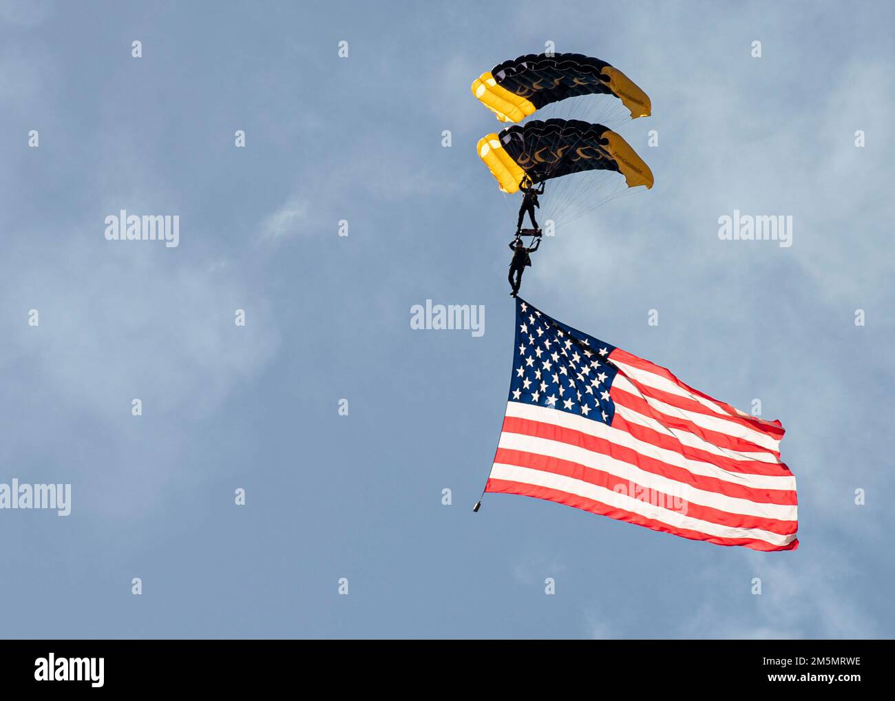 USA Army 1. Sergeant Aaron Figel von den USA Sondereinsatzkommando para-Commandos zeigt Old Glory, wenn er während des Tampa Bay AirFest am MacDill Air Force Base, Florida, 27. März 2022 auf den Flugplatz absteigt. Die para-Commandos melden sich freiwillig für das Fallschirm-Demonstrationsteam und treten bei Veranstaltungen im ganzen Land auf, um die Öffentlichkeit über USSOCOM zu informieren. Stockfoto