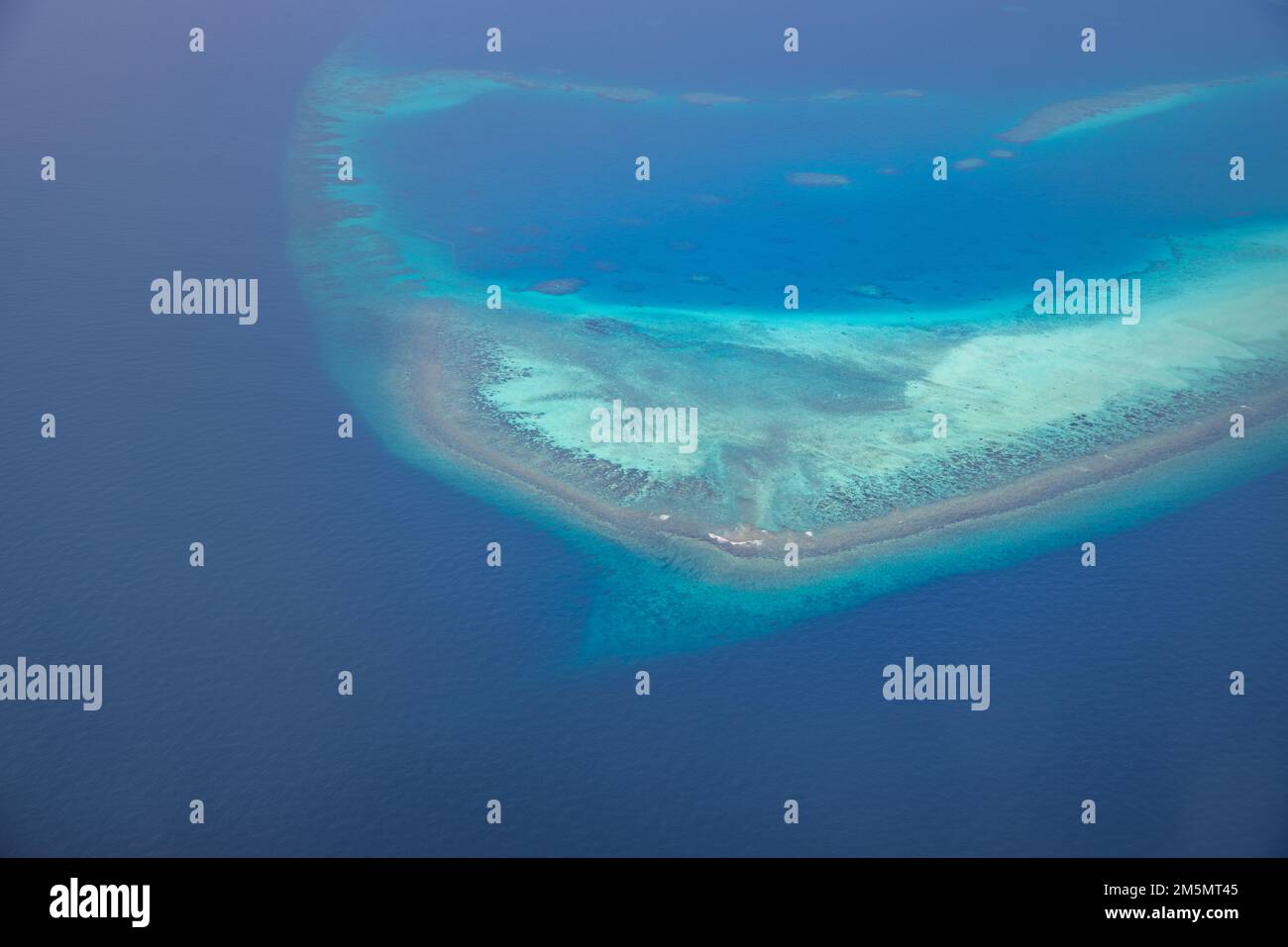 Tropische Inseln und Atolle auf den Malediven aus der Vogelperspektive. Berühmtes Reiseziel und Luxusurlaub- oder Sommerurlaubskonzept. Luftlandschaft Stockfoto