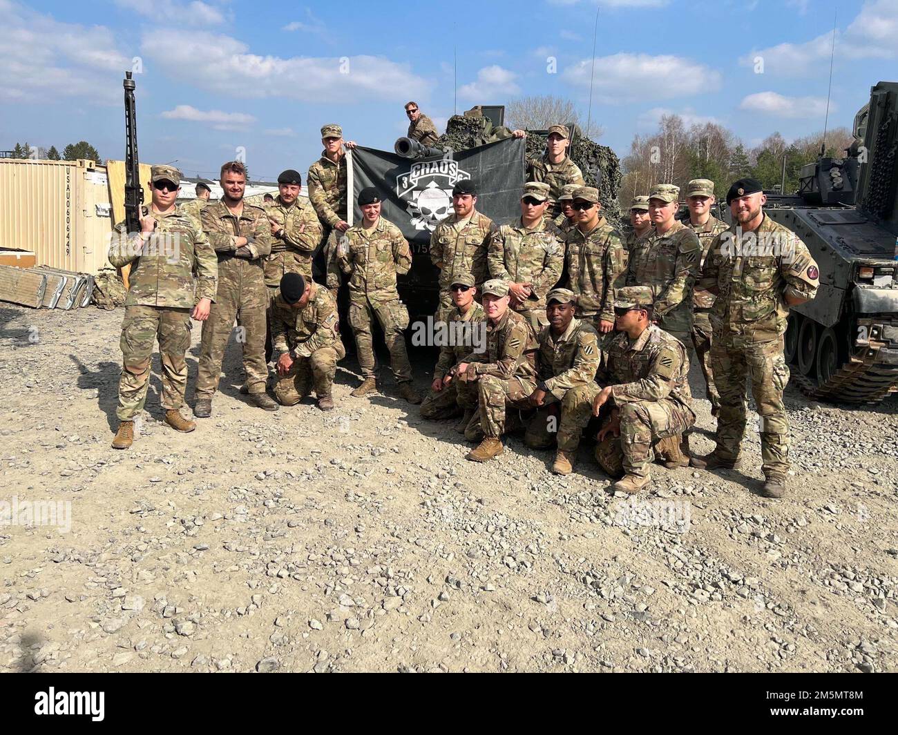 USA Armeesoldaten mit dem 69. Rüstungsregiment, dem 1. Panzerbrigade-Kampfteam, der 3. Infanteriedivision und der dänischen 1. Panzerinfanteriegesellschaft führen im Grafenwoehr-Trainingsgebiet (Deutschland) Tests zur Genauigkeit von Feuerwaffen (LFAST) durch und machen sich mit den Waffen der NATO-Partner vertraut. Der 1. ABCT, 3. ID wurde nach Europa entsandt, um NATO-Verbündete zu versichern, weitere Aggressionen gegen NATO-Mitgliedsstaaten abzuwehren und mit den Truppen der Gastgeberstaaten zu trainieren. Stockfoto