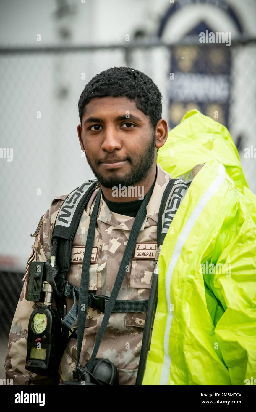 Mitglieder der West Virginia National Guard führen am 27. März 2022 in Charleston, West Virginia, ein chemisches, biologisches, radiologisches, nukleares Training (CBRN) mit Mitgliedern der Qatar Arms of Mass Destruction Unit und des Qatar Military Medical Service durch. Die Übung war das Gesamtereignis, das drei Wochen intensives CBRN-Training abschließt, während sich die Streitkräfte Katars auf die Unterstützung des Fußballweltmeisterschaftsturniers 2022 vorbereiten, das im Laufe des Jahres in Katar stattfinden wird. Die Übung simulierte einen chemischen Angriff in einem großen Stadion im Freien und wurde vom West Virginia Emergency Manageme unterstützt Stockfoto
