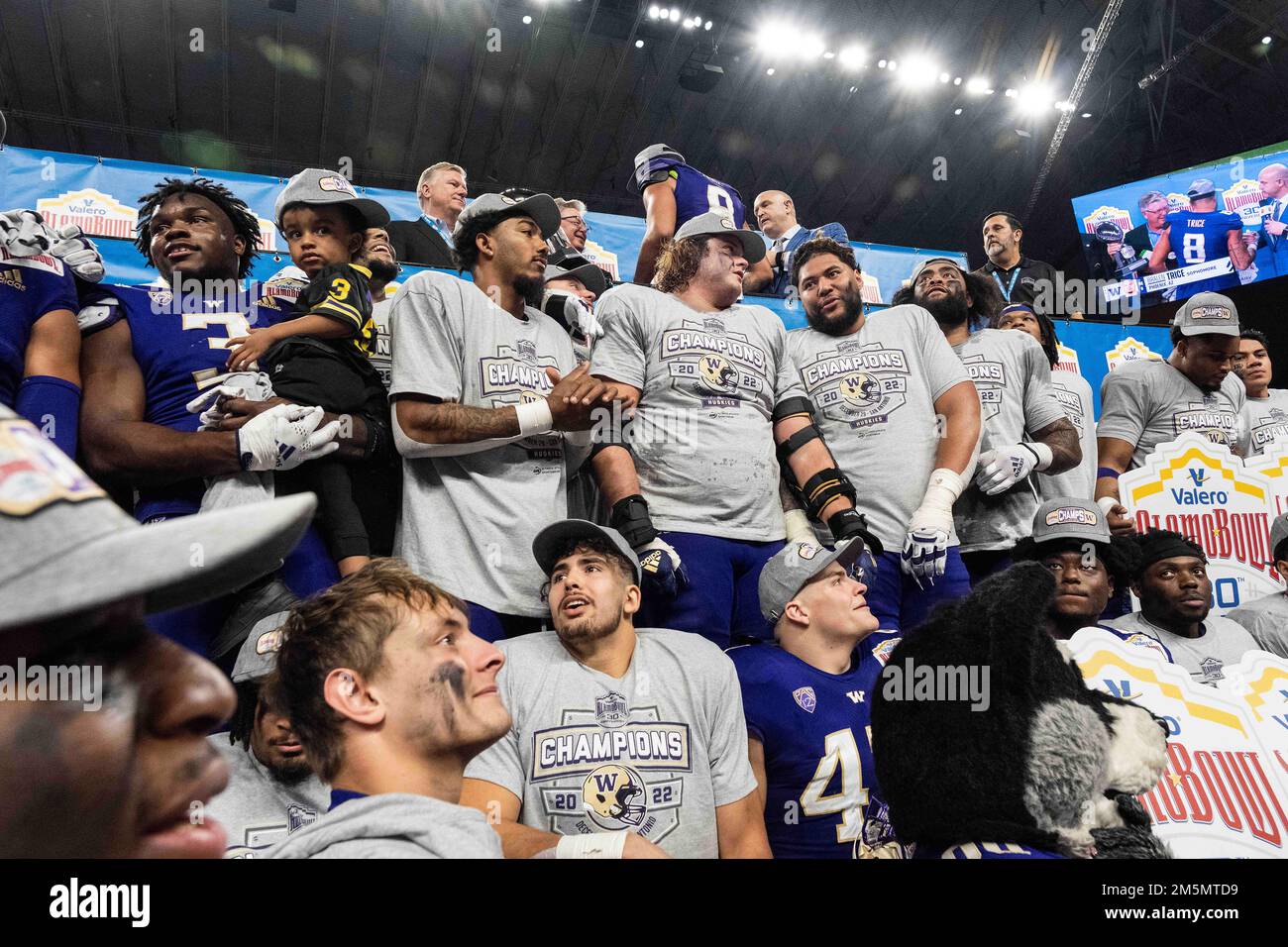 29. Dezember 2022: Washington Huskies feiern den Sieg über Texas 27-20 beim NCAA Valero Alamo Bowl, Alamodome. San Antonio, Texas Mario Cantu/CSM Stockfoto