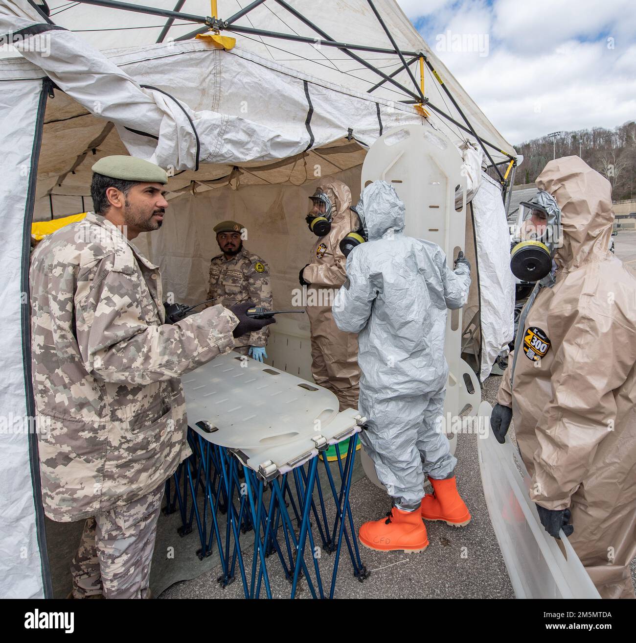Mitglieder der West Virginia National Guard führen am 27. März 2022 in Charleston, West Virginia, ein chemisches, biologisches, radiologisches, nukleares Training (CBRN) mit Mitgliedern der Qatar Arms of Mass Destruction Unit und des Qatar Military Medical Service durch. Die Übung war das Gesamtereignis, das drei Wochen intensives CBRN-Training abschließt, während sich die Streitkräfte Katars auf die Unterstützung des Fußballweltmeisterschaftsturniers 2022 vorbereiten, das im Laufe des Jahres in Katar stattfinden wird. Die Übung simulierte einen chemischen Angriff in einem großen Stadion im Freien und wurde vom West Virginia Emergency Manageme unterstützt Stockfoto