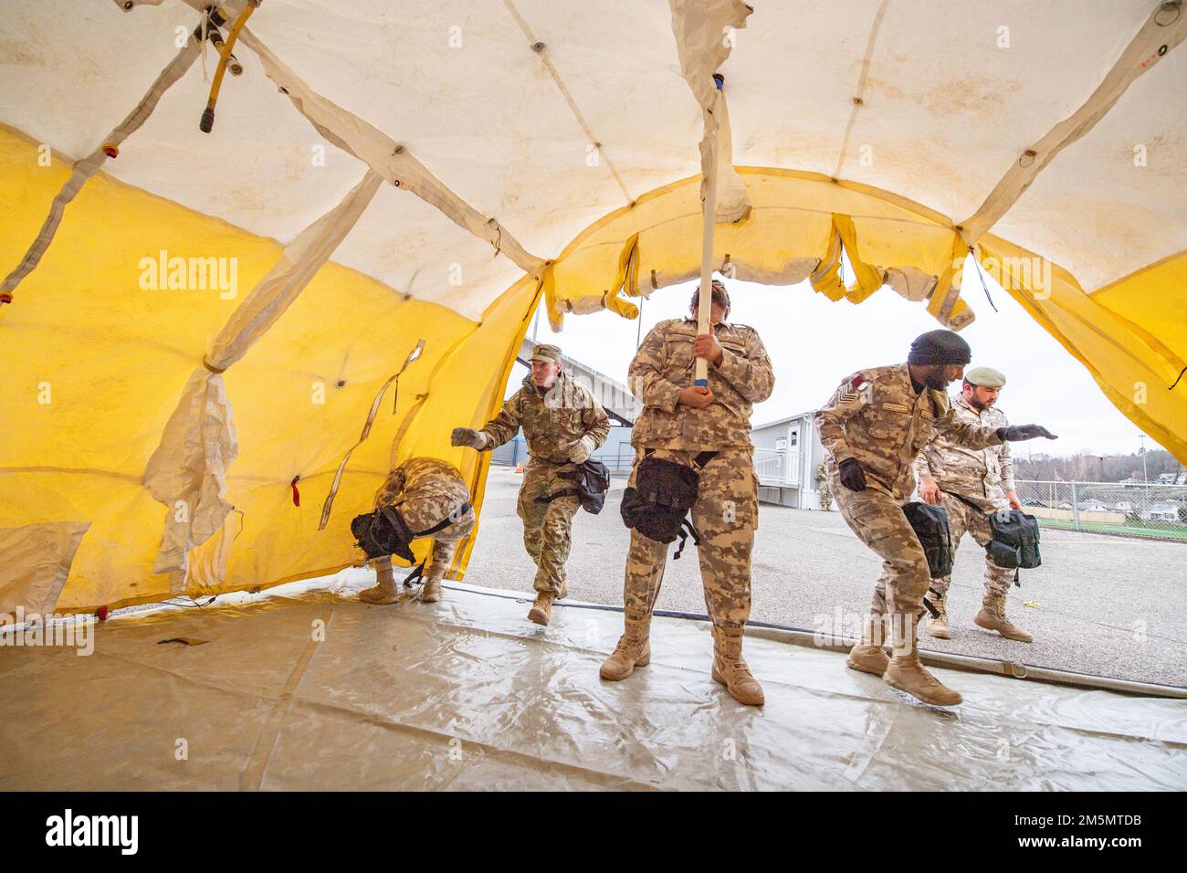 Mitglieder der West Virginia National Guard führen am 27. März 2022 in Charleston, West Virginia, ein chemisches, biologisches, radiologisches, nukleares Training (CBRN) mit Mitgliedern der Qatar Arms of Mass Destruction Unit und des Qatar Military Medical Service durch. Die Übung war das Gesamtereignis, das drei Wochen intensives CBRN-Training abschließt, während sich die Streitkräfte Katars auf die Unterstützung des Fußballweltmeisterschaftsturniers 2022 vorbereiten, das im Laufe des Jahres in Katar stattfinden wird. Die Übung simulierte einen chemischen Angriff in einem großen Stadion im Freien und wurde vom West Virginia Emergency Manageme unterstützt Stockfoto