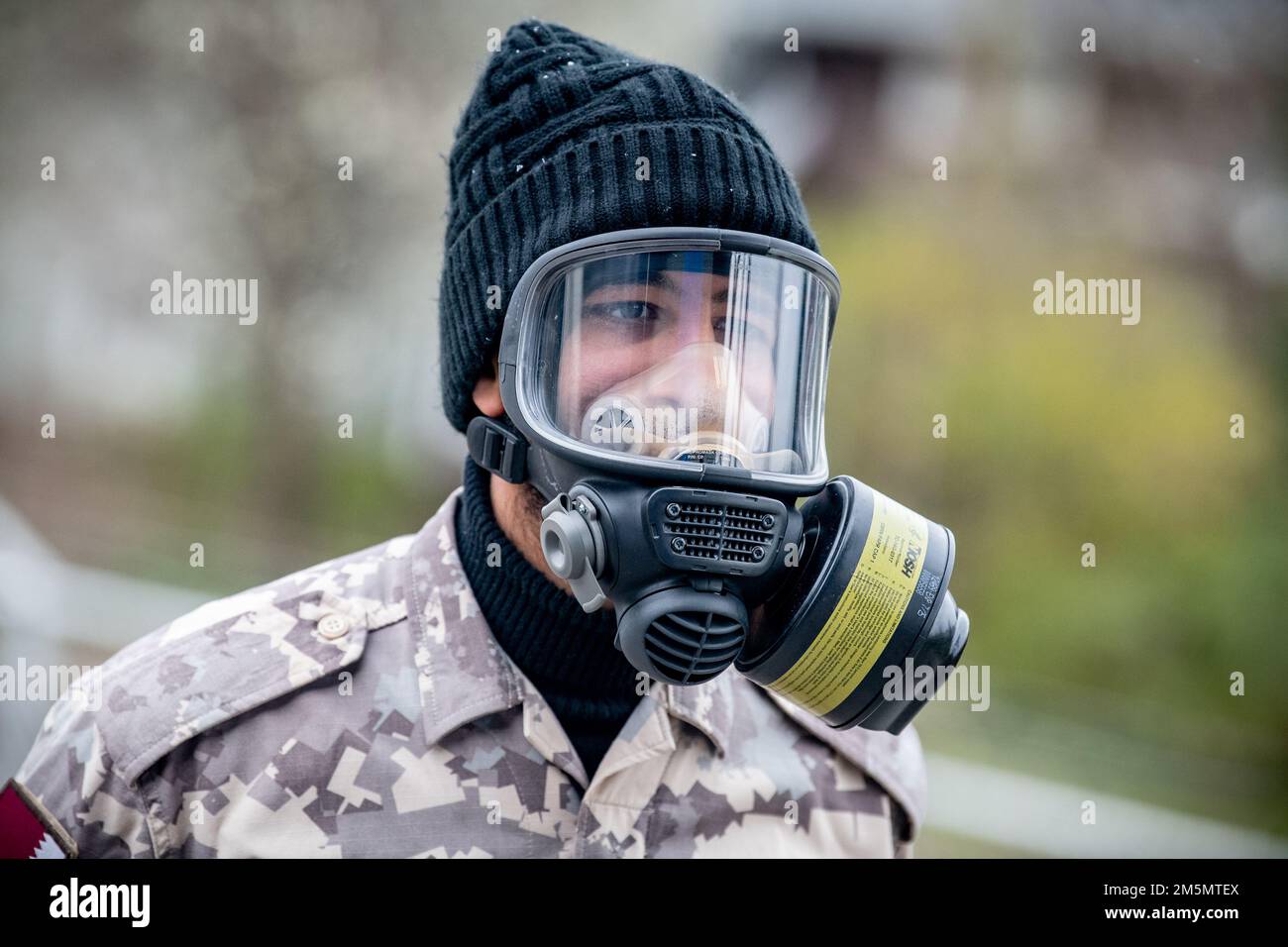 Mitglieder der West Virginia National Guard führen am 27. März 2022 in Charleston, West Virginia, ein chemisches, biologisches, radiologisches, nukleares Training (CBRN) mit Mitgliedern der Qatar Arms of Mass Destruction Unit und des Qatar Military Medical Service durch. Die Übung war das Gesamtereignis, das drei Wochen intensives CBRN-Training abschließt, während sich die Streitkräfte Katars auf die Unterstützung des Fußballweltmeisterschaftsturniers 2022 vorbereiten, das im Laufe des Jahres in Katar stattfinden wird. Die Übung simulierte einen chemischen Angriff in einem großen Stadion im Freien und wurde vom West Virginia Emergency Manageme unterstützt Stockfoto