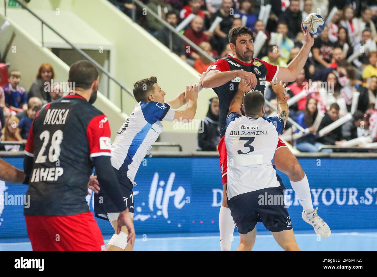 Luka Sebetic von Kroatien während eines freundlichen Handballspiels in der Mate Parlov Sport Hall in Pula, Kroatien, am 29. Dezember 2022. Foto: Srecko Niketic/PIXSELL Stockfoto