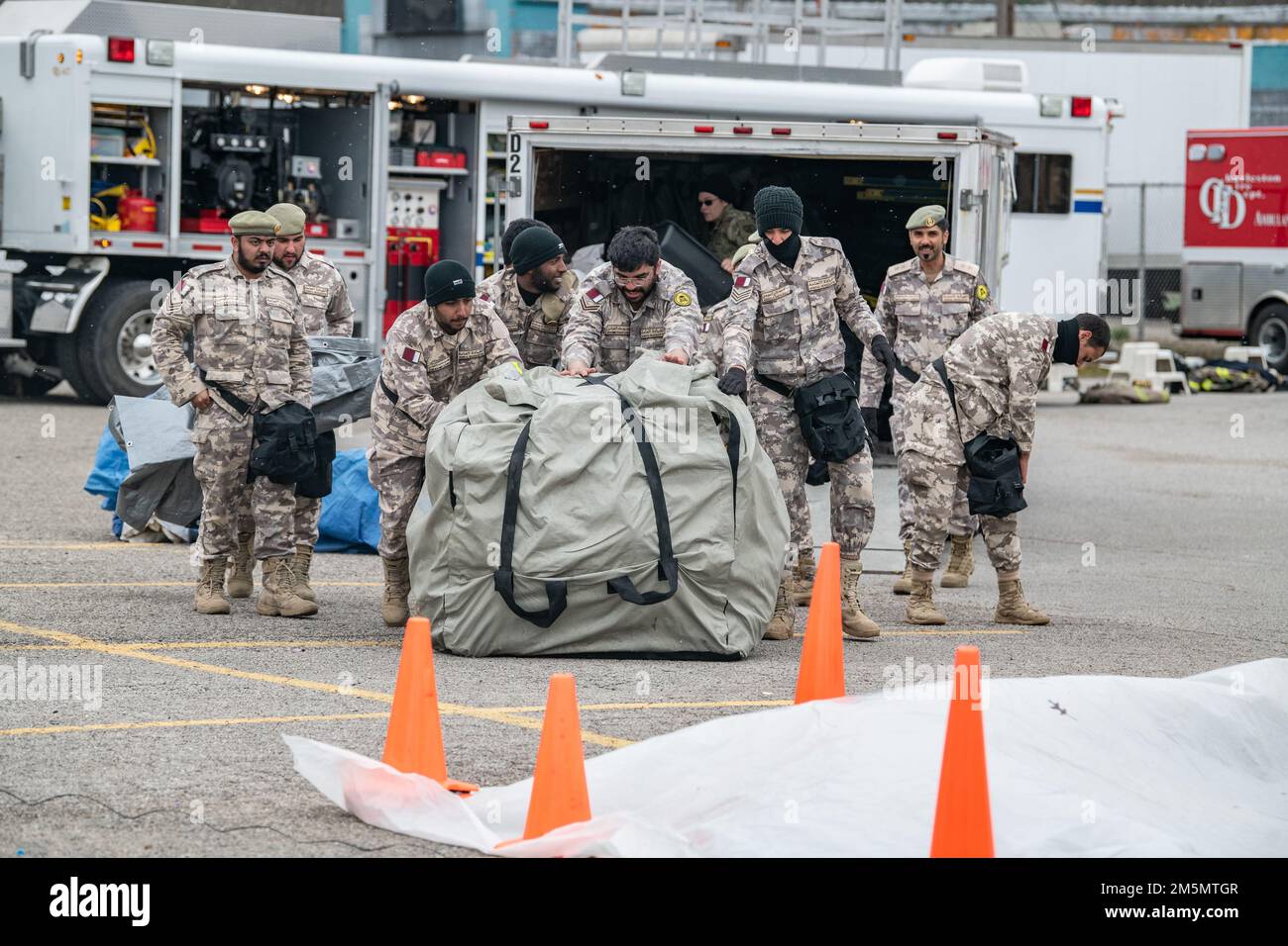 Mitglieder der West Virginia National Guard führen am 27. März 2022 in Charleston, West Virginia, ein chemisches, biologisches, radiologisches, nukleares Training (CBRN) mit Mitgliedern der Qatar Arms of Mass Destruction Unit und des Qatar Military Medical Service durch. Die Übung war das Gesamtereignis, das drei Wochen intensives CBRN-Training abschließt, während sich die Streitkräfte Katars auf die Unterstützung des Fußballweltmeisterschaftsturniers 2022 vorbereiten, das im Laufe des Jahres in Katar stattfinden wird. Die Übung simulierte einen chemischen Angriff in einem großen Stadion im Freien und wurde vom West Virginia Emergency Manageme unterstützt Stockfoto
