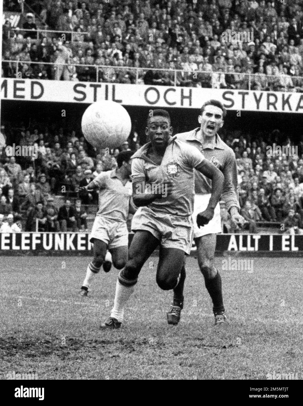 Halbfinale der FIFA-Weltmeisterschaft 1958 zwischen Brasilien und Frankreich. Pelé (links) vor dem französischen Tor in Stockholm, Schweden, 24. Juni 1958.Foto: Olle Wester / Expressen / TT Code 44 Stockfoto