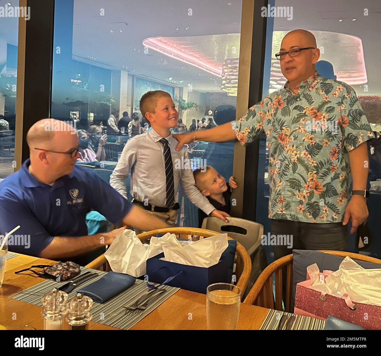 Dominic Esparza, Ehemann von Master Sgt. Yolanda Esparza, NCOIC für 624 RSG in Guam, würdigt James Denzer für seine Dienste als Altar-Server in der Andersen AFB Chapel. Ebenfalls abgebildet sind Pater Joshua Janko und Charlie Denzer, James' Bruder. Mr. Esparza ist der ökumenische Gemeindekoordinator und verbringt einen Großteil seiner Freizeit ehrenamtlich in der Kapelle. Die Esparzas sind seit 18 Jahren verheiratet -- und waren 13 dieser Jahre duales Militär. Herr Esparza ging 2017 in den Ruhestand, nachdem er 35 Jahre in den USA saß Die Luftwaffe. An den UTA-Wochenenden kann sich Meister Sgt. Esparza auf ihren Hus verlassen Stockfoto