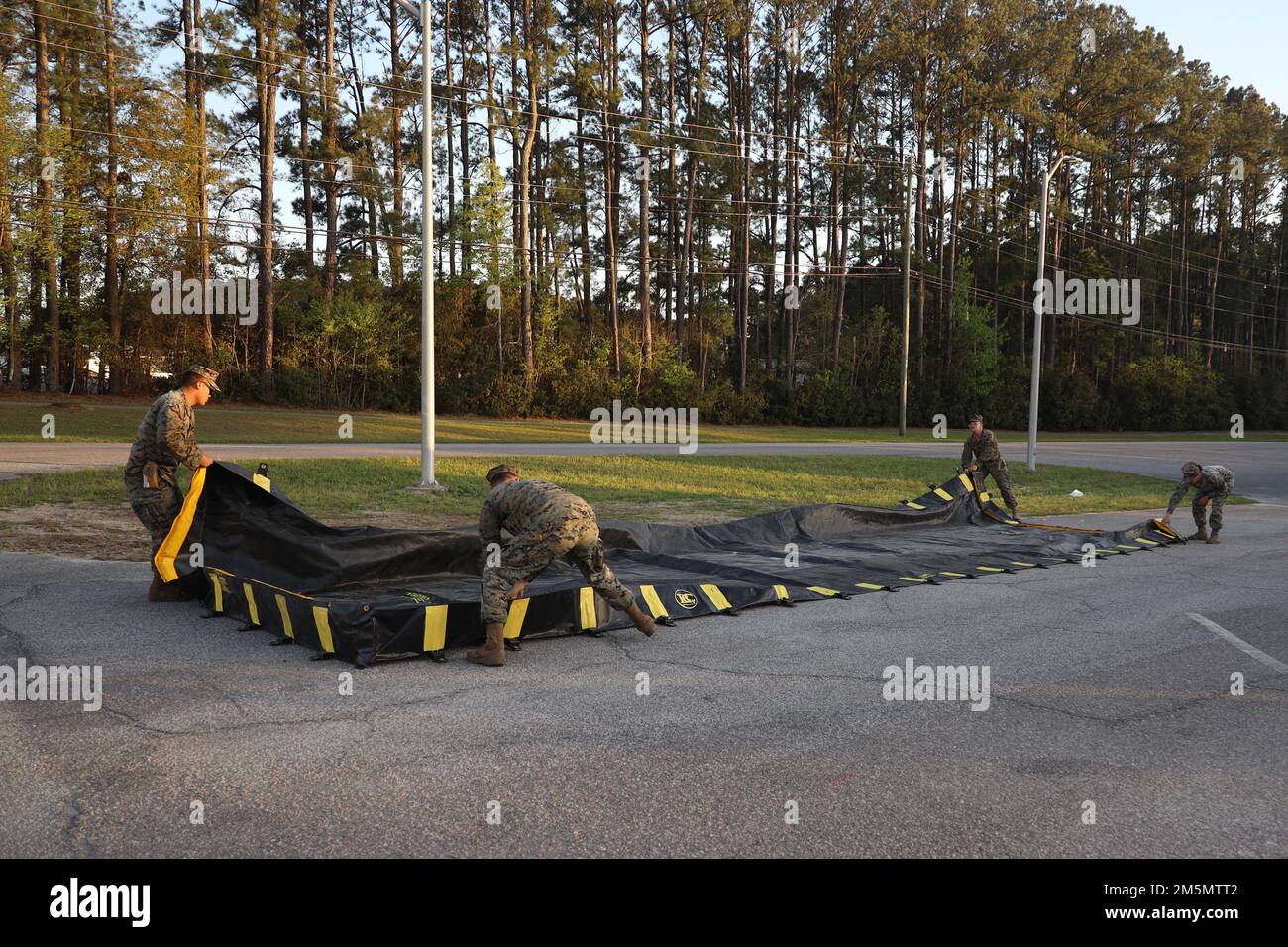 USA Marines mit 3. Landing Support Battalion, Combat Logistics Regiment 3, 3. Marine Logistics Group, legen während der Übung Atlantic Dragon in Marine Corps Air Station Beaufort, South Carolina, 26. März 2022 eine Treibstoffberge aus. 3. LSB führt Atlantic Dragon 22 in Zusammenarbeit mit CLR-37, 3. MLG und Combat Logistics Battalion 451, CLR-45, 4. MLG durch, um Und bereiten Sie Ausrüstung für verschiedene Zwecke im Marinekorps vor. Während der Übung testet 3. LSB Fähigkeiten zur Leitung eines Langstreckenkonvois, um Truppen für zukünftige Operationen vorzubereiten und f Stockfoto