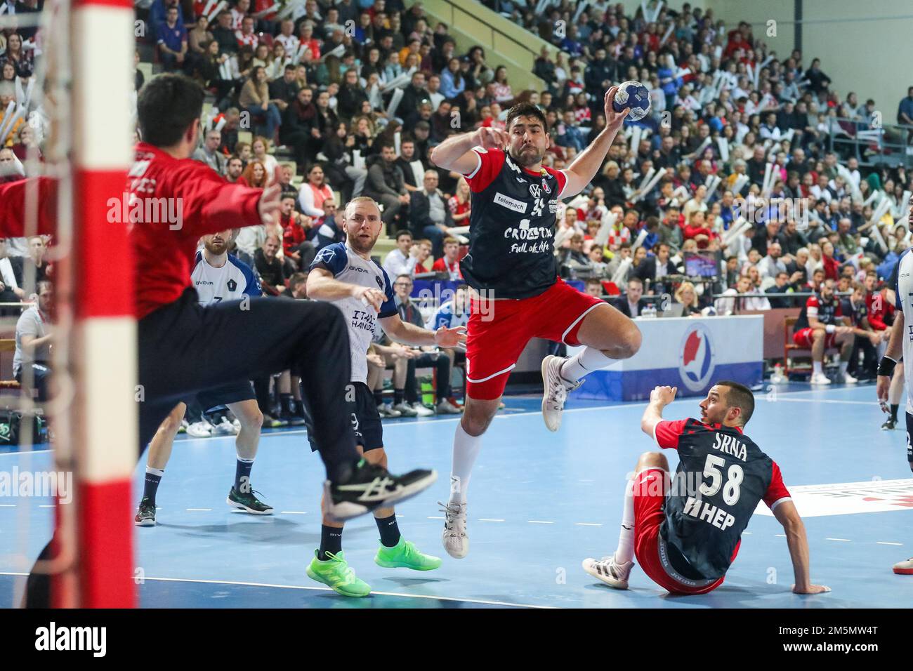 Luka Sebetic von Kroatien während eines freundlichen Handballspiels in der Mate Parlov Sport Hall in Pula, Kroatien, am 29. Dezember 2022. Foto: Srecko Niketic/PIXSELL Stockfoto