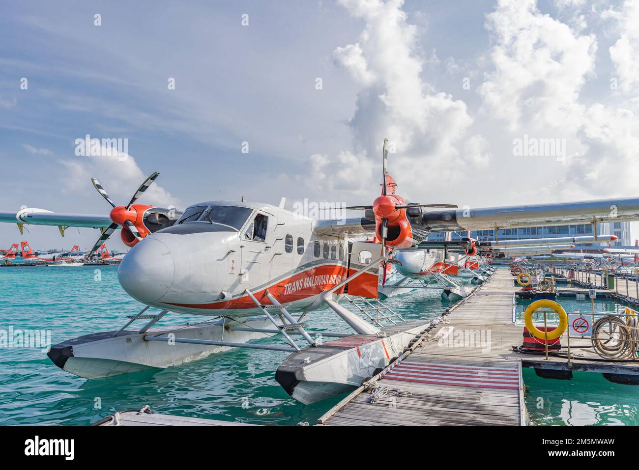 Männlich, Malediven - 01.19.2022: Wasserkuppel Wasserflugzeug-Terminal. Das Wasserflugzeug bereitet sich auf den Abflug zu den Inseln am Male Water Airport vor, Luxusreisen Stockfoto
