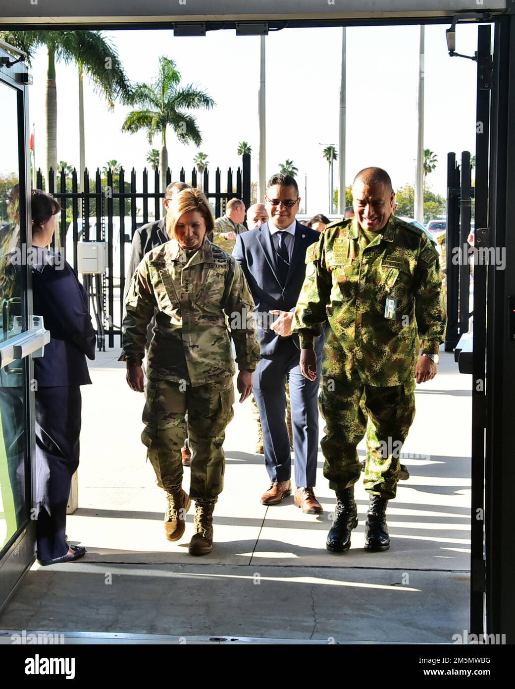 MIAMI (28. März 2022) – der Befehlshaber der USA Südkommando, USA Generalarmee Laura Richardson, begleitet von kolumbianischem Generalleutnant Luis Navarro, dem Generalbefehlshaber der kolumbianischen Streitkräfte, während eines Besuchs im HAUPTQUARTIER VON SOUTHCOM. Navarro besuchte SOUTHCOM, um sich mit hochrangigen Führungskräften zu treffen, um die US-kolumbianische Verteidigungspartnerschaft zu besprechen. (Foto: Juan Chiari, USA Armeegarnison — Miami) Stockfoto