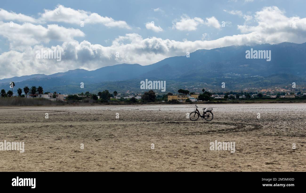 Kos, Griechenland 18. September 2022: Bild eines Fahrrads in Alikes Salt Lake Stockfoto