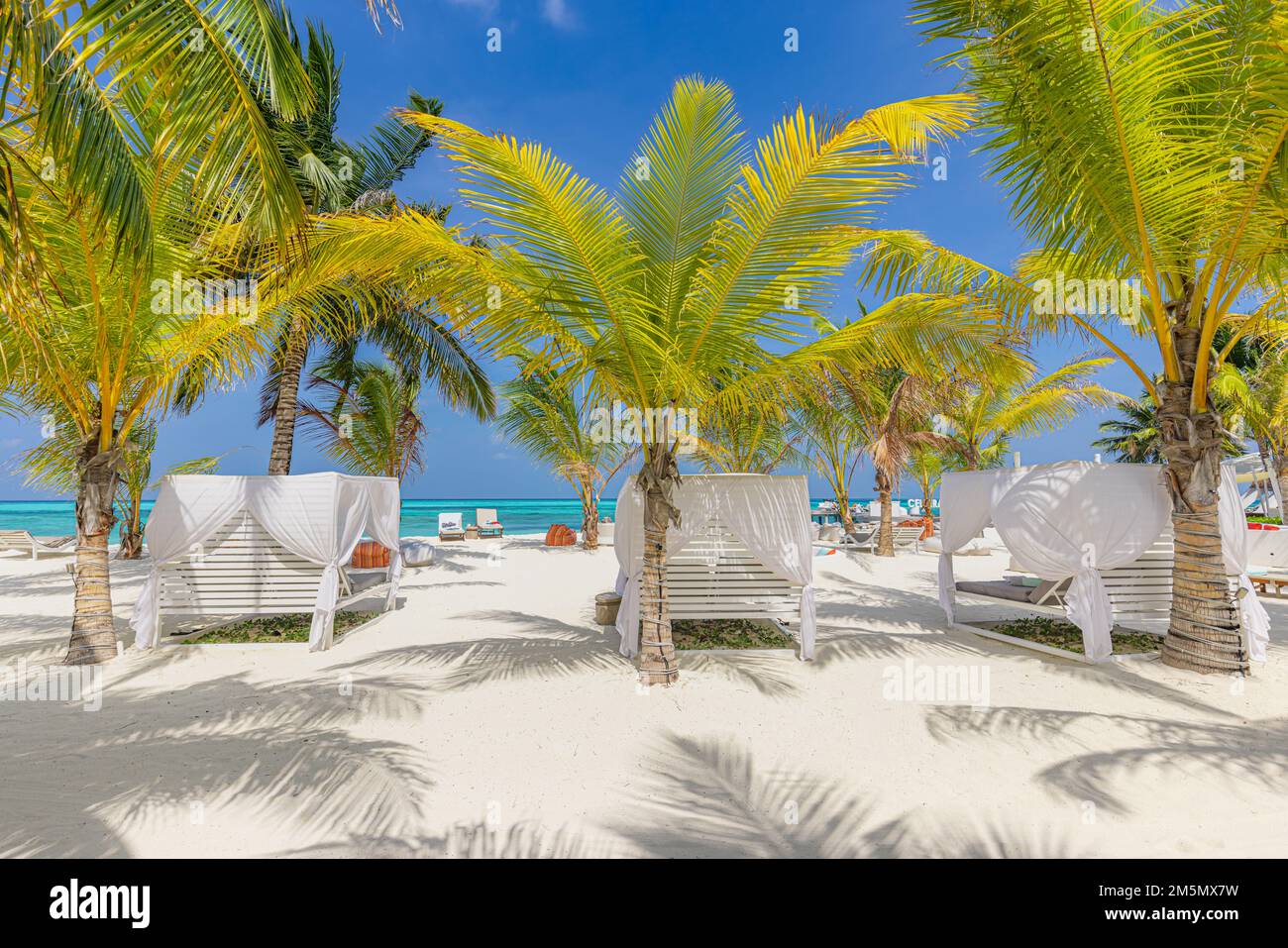 Draußen liegen, malerisch, Baldachin und Stühle entspannen Urlaub Strandbar blau Paradies Himmel Meer und Kokosnuss Baum auf Reisen einfache, langsame Erfrischung Stockfoto