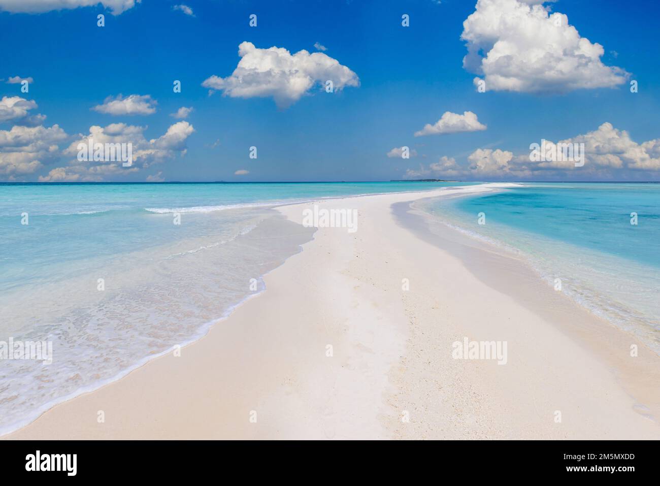 Herrliche Natur des tropischen Sommerstrandes. Weißer Sandstrand, Lagune Meerwasser vor blauem Himmel mit weißen Wolken. Kopierraum, Sommerferienkonzept Stockfoto