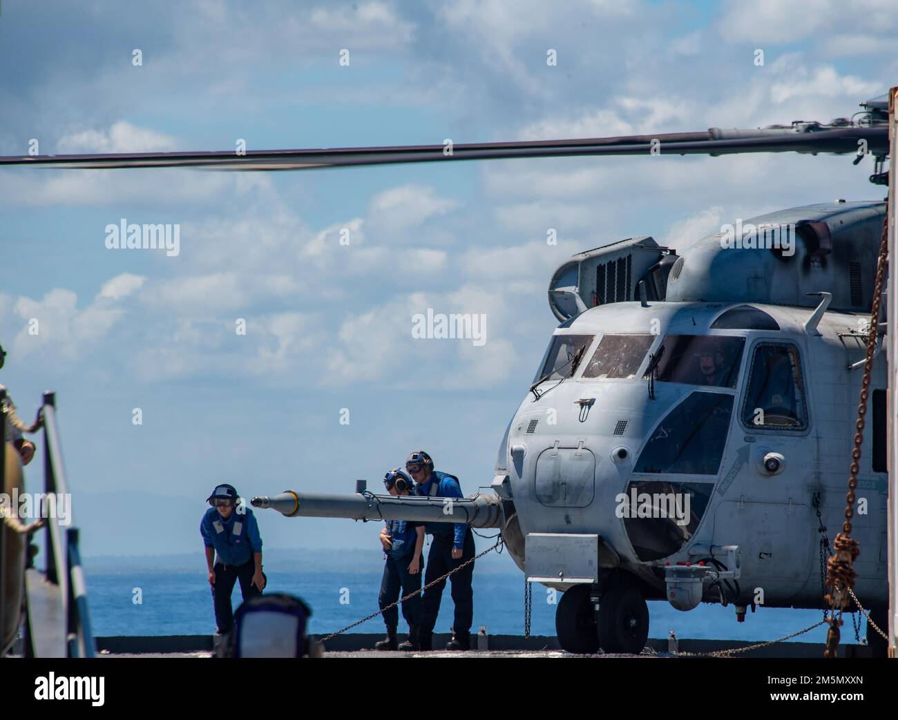 Ein CH-53E Super Stallion Hubschrauber, der Marine Heavy Helicopter Squadron 466 (HMH-466) zugewiesen wurde, bereitet sich auf den Transport von US-Marines mit 1. Bataillon, 3D Marines und 3D Marine Division auf dem Flugdeck des nach vorne eingesetzten amphibischen Dock-Landungsschiffs USS Ashland (LSD 48) während der Balikatan 22 vor. Balikatan ist eine jährliche Übung zwischen den Streitkräften der Philippinen und dem US-Militär, die darauf ausgerichtet ist, bilaterale Interoperabilität, Fähigkeiten, Vertrauen und Zusammenarbeit zu stärken, die über Jahrzehnte hinweg gemeinsam genutzt wurde. Balikatan, Tagalog für „von Schulter zu Schulter“, ist eine langjährige bilaterale Übung b Stockfoto