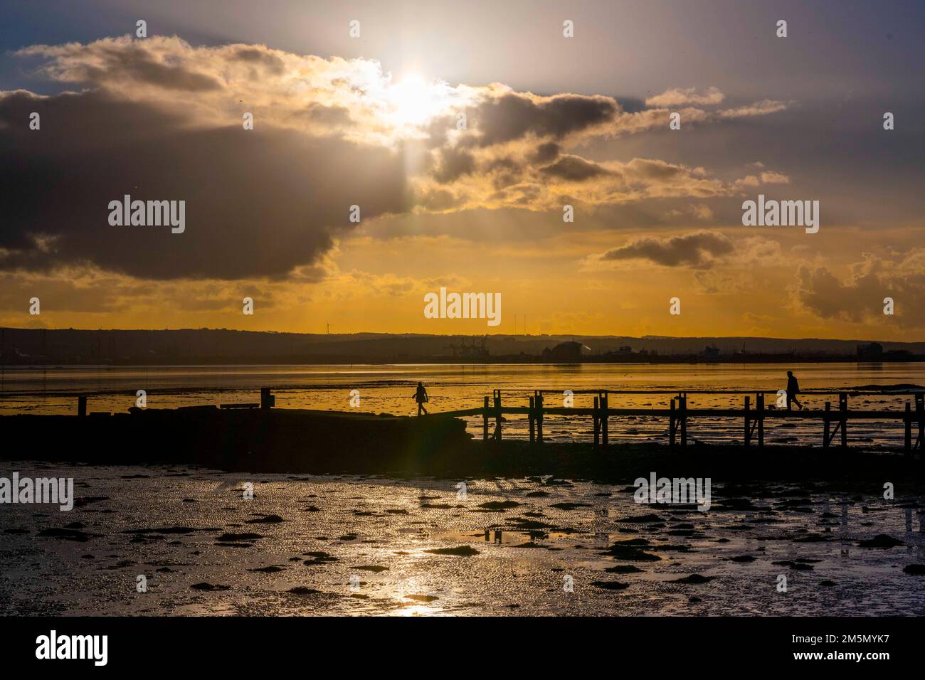 3RD. NOVEMBER 2022 CULROSS, FIFE, SCHOTTLAND. WETTER IN GROSSBRITANNIEN. Ein Blick vom Culross Pier in Fife Scotland, während die Sonne am Firth of Fo untergeht Stockfoto