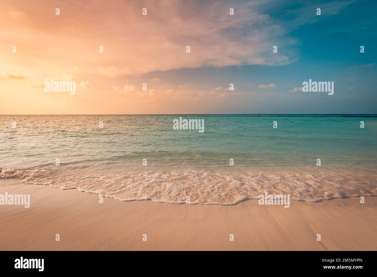 Traumhafter Sonnenuntergang, ruhige Küste. Tropische Strandlandschaft am Meer, exotischer Ozeanhorizont, Entspannung inspirierend, motivierende Natur malerisch mit bunten Stockfoto