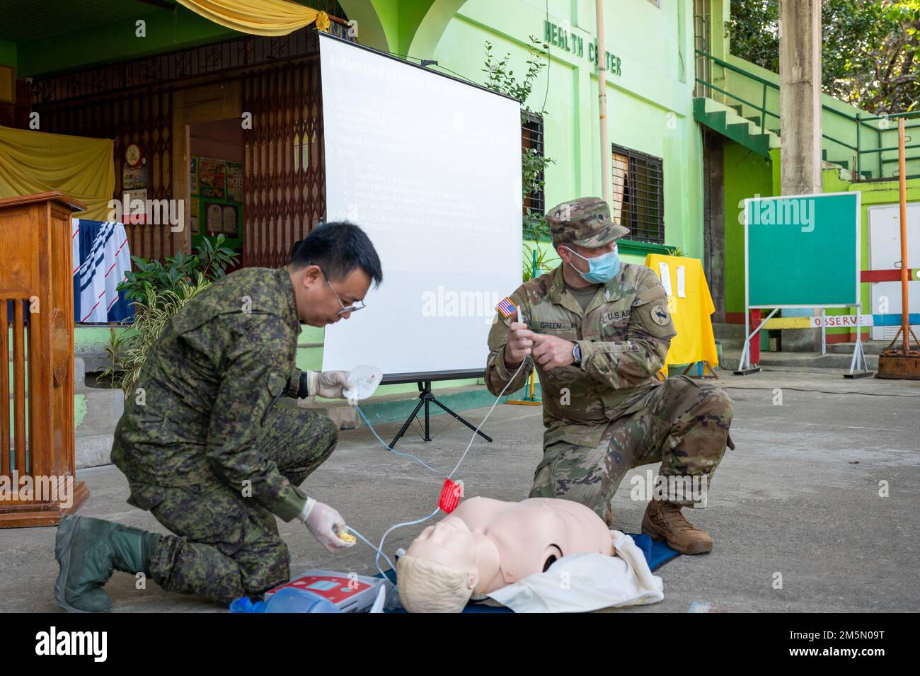 Philippinischer Marineministerium Derek Buena Tino, Leiter des Pflegedienstes, mit dem Basa Air Base Hospital (links) und den USA Jordan Green, Kampfsanitäter mit den USA Army Pacific (rechts), demonstrieren Sie angemessene Rettungstechniken bei einer Outreach- und Trainingsereignis in Taggut Sur, Claveria, Philippinen, 28. März 2022 während der Übung Balikatan 22. Balikatan, Tagalog für „Schulter-an-Schulter“, ist eine langjährige bilaterale Übung zwischen den Philippinen und den Vereinigten Staaten, die die tief verwurzelte Partnerschaft zwischen beiden Ländern hervorhebt. Balikatan 22 fällt mit dem 75. Jahrestag von US-Philipp zusammen Stockfoto