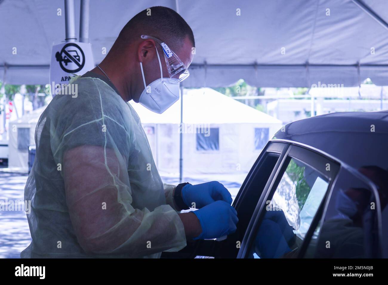 SPC. Melvin Fonseca, ein Kampfarzt der Nationalgarde Puerto Rico, nimmt den Probenstock für einen COVID-19-Test in San Juan, Puerto Rico, 28. März 2022. Die Gemeinsame Task Force Puerto Rico unterstützte weiterhin das Gesundheitsministerium und führte COVID-19-Tests durch, um die Gesundheit und Sicherheit der Bevölkerung zu gewährleisten. Stockfoto