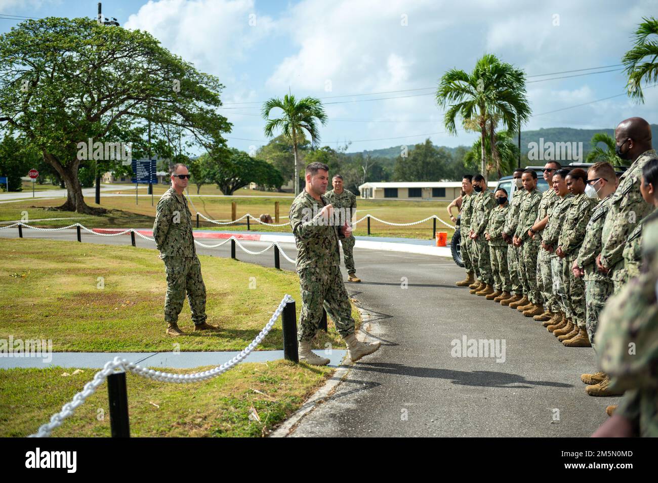 280322-N-WV654-0016 SANTA RITA, Guam (28. März 2022) Captain Gareth Healy, commodore, Commander, Task Force (CTF) 75 diskutiert die Bedeutung des HY-21 Retention Excellence Award für seine Mitglieder. Diese Auszeichnung wurde von der CTF 75 in Anerkennung der Aufrechterhaltung eines überlegenen Militärs verliehen. Stockfoto