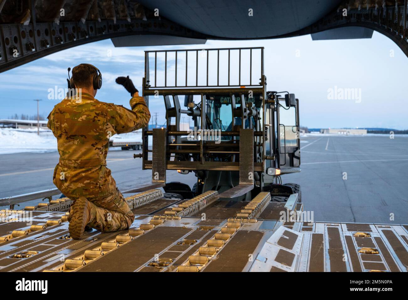 USA Air Force Airman 1. Class Ben Longyear, ein 517. Airlift Staffelführer, leitet einen Gabelstapler während der Polar Force 22-4 am Eielson Air Force Base, Alaska, 28. März 2022. Polar Force ist eine Agile Combat-Übung mit Schwerpunkt Beschäftigung, die die Mission der USA unterstützt Pacific Air Forces, ACE-Ausführung und die Entwicklung innovativer operativer Konzepte, um bei allen militärischen Operationen tödlicher, anpassungsfähiger, widerstandsfähiger und effektiver zu sein. Die Operationalisierung von Konzepten zur Verbesserung der Einsatzbereitschaft wie ACE ist entscheidend für einen freien und offenen Indo-Pacific. Stockfoto