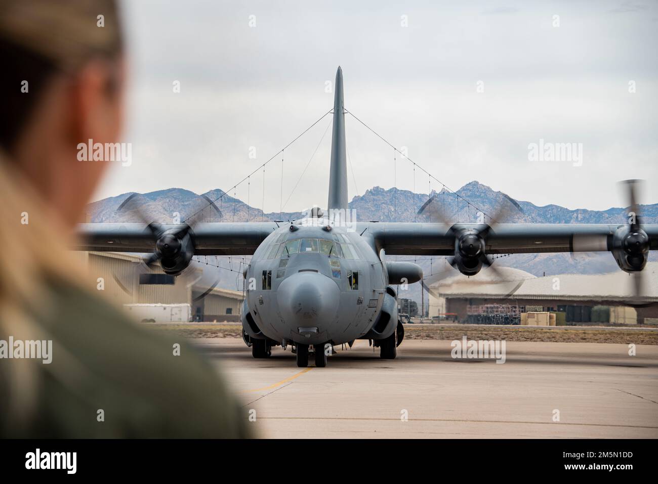EIN US-AMERIKANISCHER Air Force EC-130H Compass Call, zugewiesen zur 55. Electronic Combat Group, bereitet sich auf das Taxi auf der Fluglinie am Davis-Monthan Luftwaffenstützpunkt, Arizona, 28. März 2022 vor. Das Compass Call-System nutzt offensive Gegeninformationen und elektronische Angriffsmöglichkeiten zur Unterstützung taktischer Luft-, Oberflächen- und Spezialeinsatzkräfte der USA und der Koalition. Stockfoto