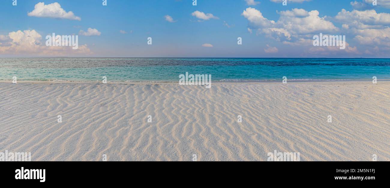 Breiter Paradies Strand Panorama Hintergrund. Entspannen Sie die Sommerlandschaft, Nahaufnahmen-Sandstruktur, weicher blauer Himmel, sonnig. Herrlicher Panoramablick an der tropischen Strandküste Stockfoto
