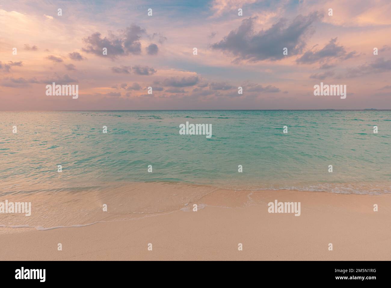 Traumhafter Sonnenuntergang, ruhige Küste. Tropische Strandlandschaft am Meer, exotischer Ozeanhorizont, Entspannung inspirierend, motivierende Natur malerisch mit bunten Stockfoto