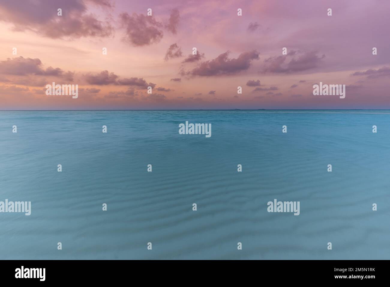 Traumhafter Sonnenuntergang, ruhige Küste. Tropische Strandlandschaft am Meer, exotischer Ozeanhorizont, Entspannung inspirierend, motivierende Natur malerisch mit bunten Stockfoto