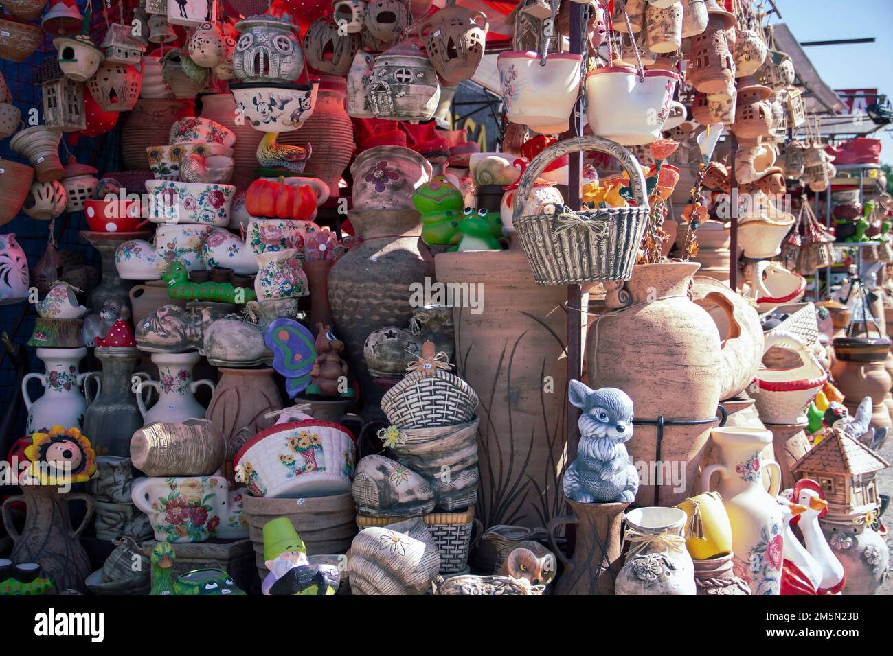 Stücke werden im Kunsthandwerksladen ausgestellt Stockfoto