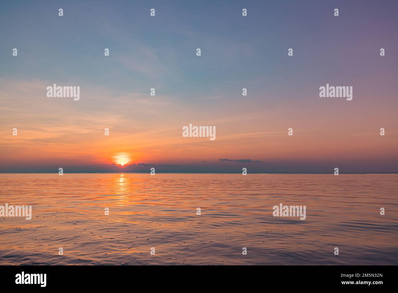 Farbenfroher Sonnenaufgang am Strand mit dramatischer Motivationsstimmung. Tropische Inselküste, Küstenlandschaft, exotische Strandküste, Meershorizont. Inspirieren Stockfoto
