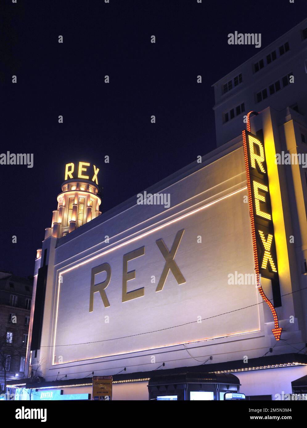 FRANKREICH . PARIS (75) 2ND. BEZIRK. AUF DEN BERÜHMTEN GRANDS BOULEVARDS FEIERT DAS GRAND REX, EIN MYTHISCHES KINO, SEINEN 90TH. JAHRESTAG MIT EINEM NEUEN SET Stockfoto