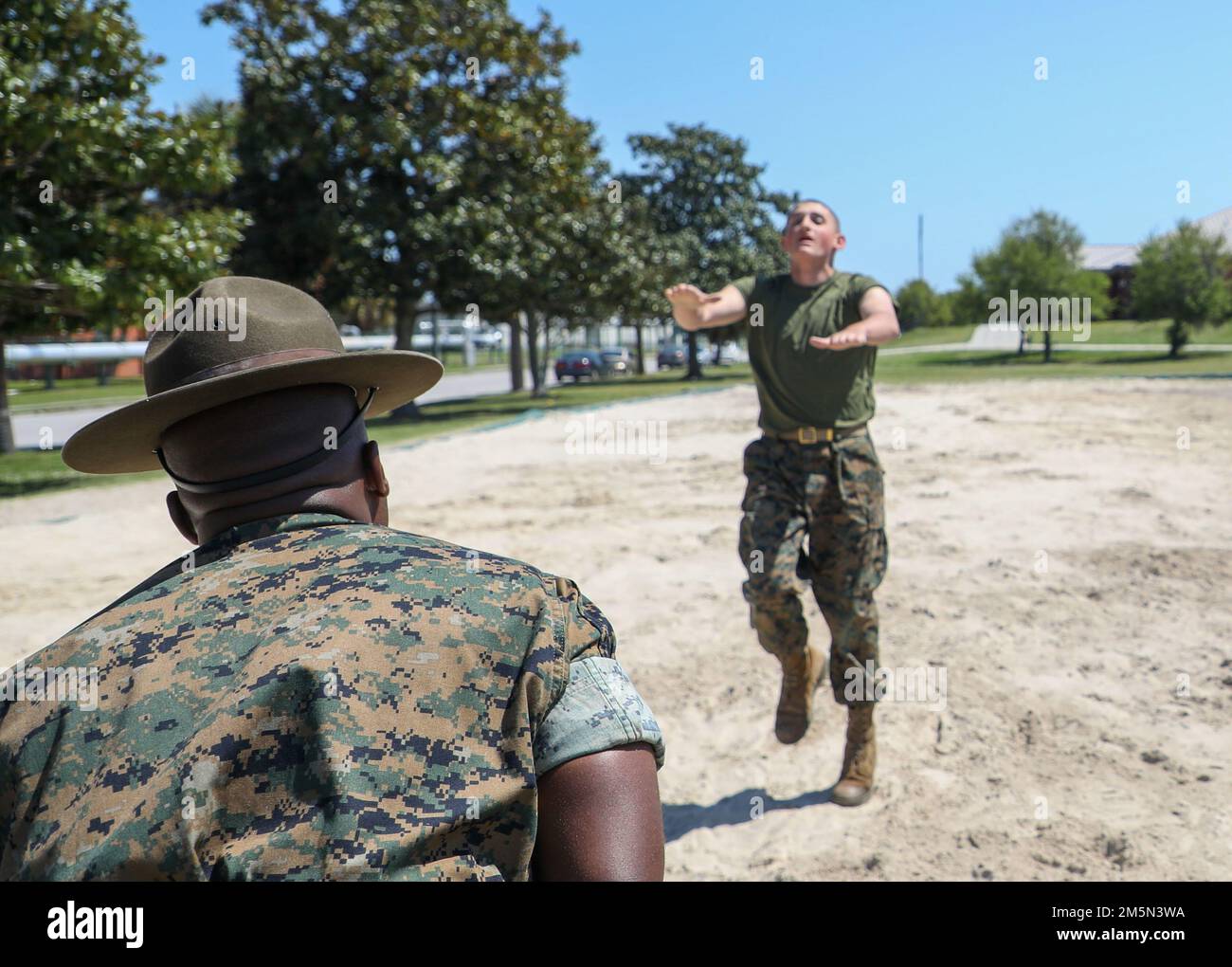 Rekruten bei Alpha Company, 1. Recruit Training Bataillon, erhalten Incentive Training (IT) an Bord des Marine Corps Recruit Depot Parris Island, S.C., am 28. März 2022. ES dient als Instrument, das von Ausbildern für die Übungsübung verwendet wird, um Mängel bei der Einstellung von Mitarbeitern zu beheben und Disziplin zu etablieren. Stockfoto