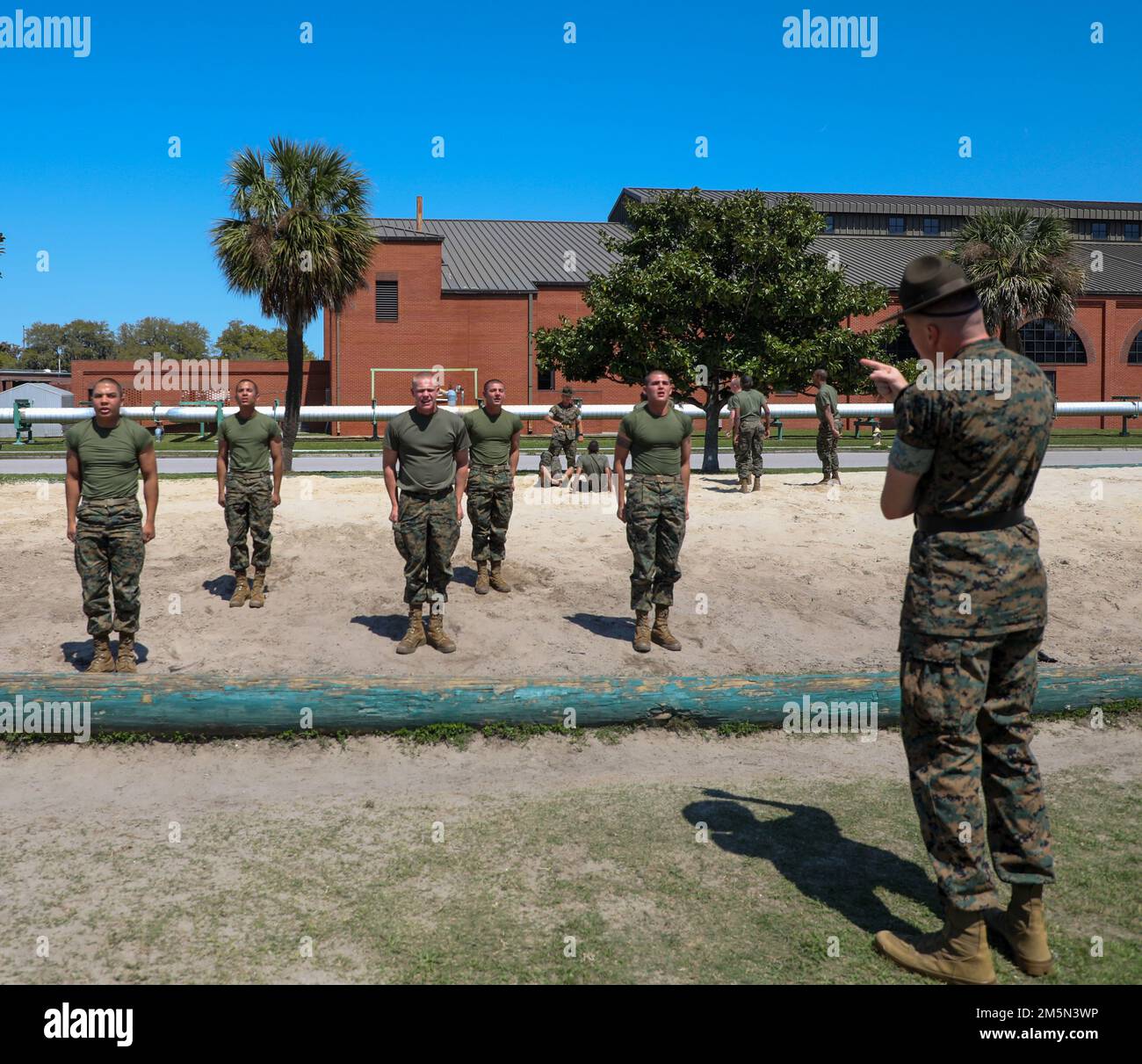 Rekruten bei Alpha Company, 1. Recruit Training Bataillon, erhalten Incentive Training (IT) an Bord des Marine Corps Recruit Depot Parris Island, S.C., am 28. März 2022. ES dient als Instrument, das von Ausbildern für die Übungsübung verwendet wird, um Mängel bei der Einstellung von Mitarbeitern zu beheben und Disziplin zu etablieren. Stockfoto