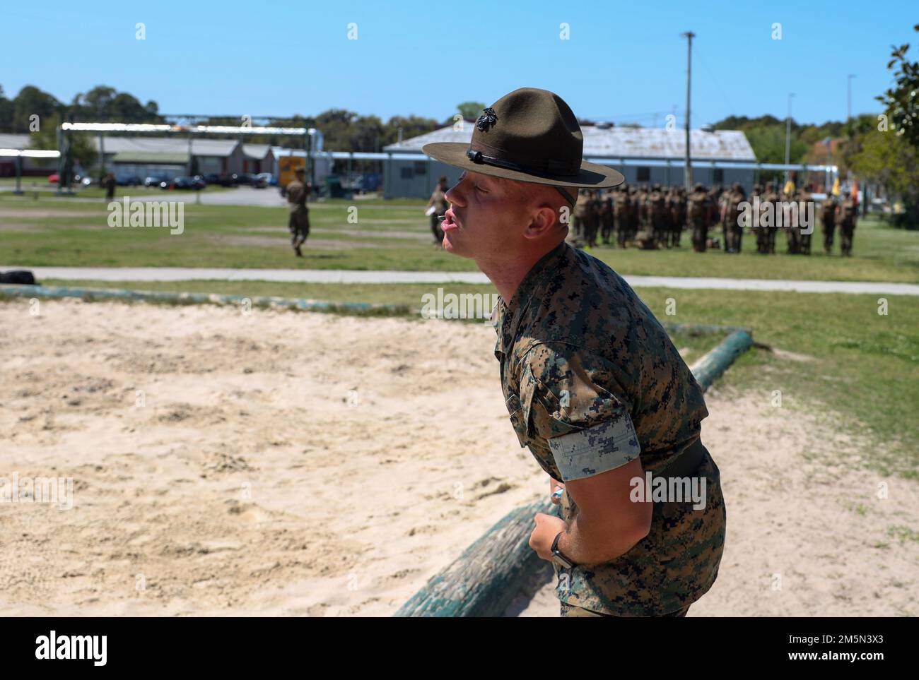 Rekruten bei Alpha Company, 1. Recruit Training Bataillon, erhalten Incentive Training (IT) an Bord des Marine Corps Recruit Depot Parris Island, S.C., am 28. März 2022. ES dient als Instrument, das von Ausbildern für die Übungsübung verwendet wird, um Mängel bei der Einstellung von Mitarbeitern zu beheben und Disziplin zu etablieren. Stockfoto