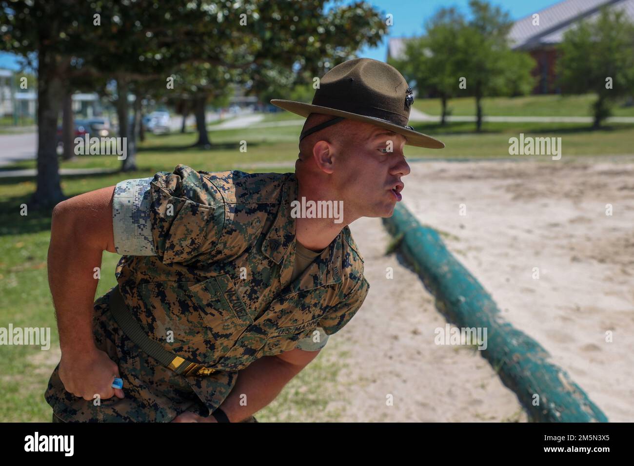Rekruten bei Alpha Company, 1. Recruit Training Bataillon, erhalten Incentive Training (IT) an Bord des Marine Corps Recruit Depot Parris Island, S.C., am 28. März 2022. ES dient als Instrument, das von Ausbildern für die Übungsübung verwendet wird, um Mängel bei der Einstellung von Mitarbeitern zu beheben und Disziplin zu etablieren. Stockfoto