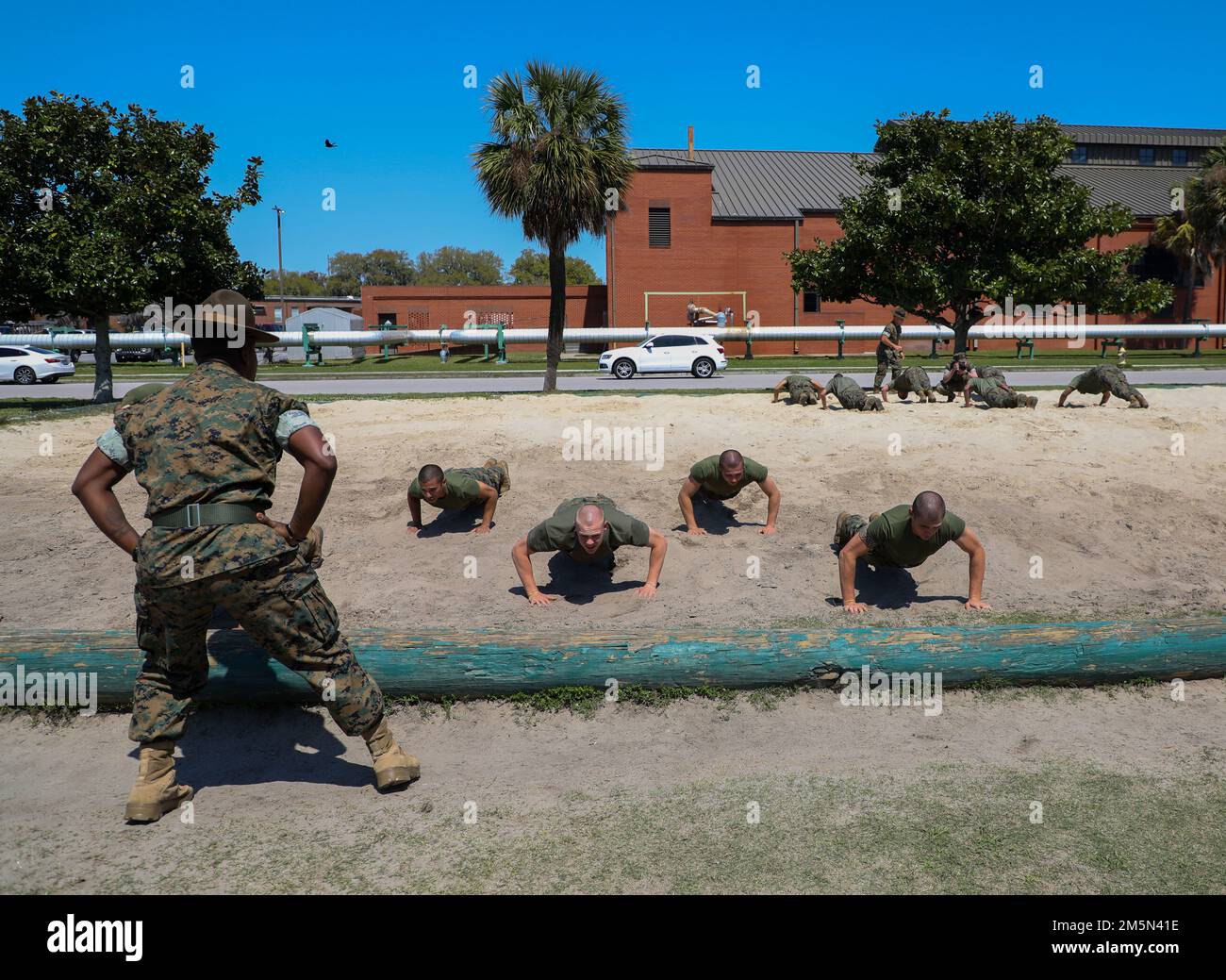 Rekruten bei Alpha Company, 1. Recruit Training Bataillon, erhalten Incentive Training (IT) an Bord des Marine Corps Recruit Depot Parris Island, S.C., am 28. März 2022. ES dient als Instrument, das von Ausbildern für die Übungsübung verwendet wird, um Mängel bei der Einstellung von Mitarbeitern zu beheben und Disziplin zu etablieren. Stockfoto