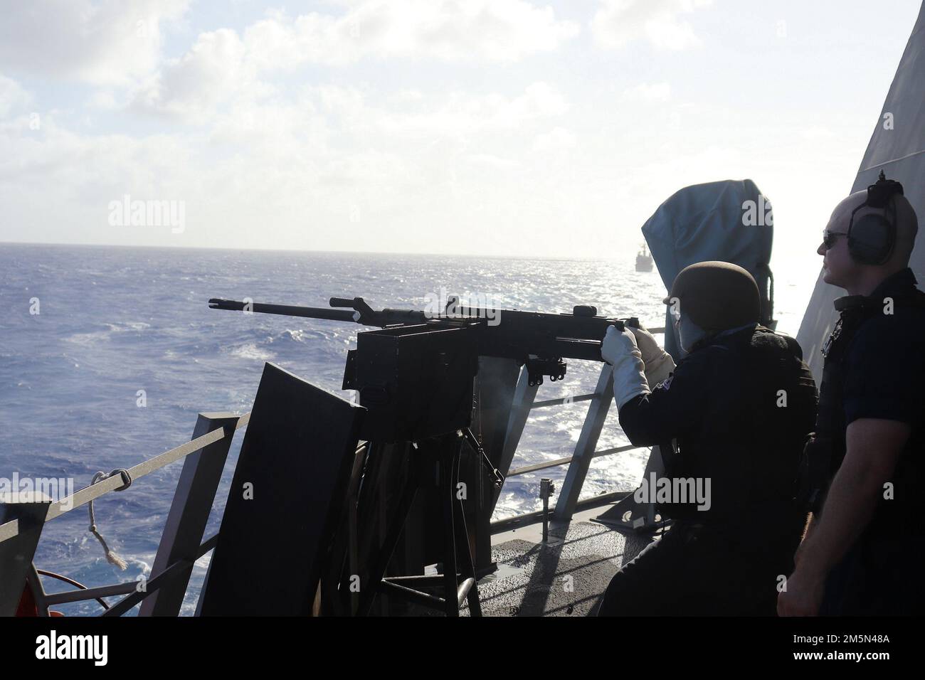 220328-O-NR876-956 PHILLIPPINE SEA (28. März 2022) – Electronics Technician 1. Class David Hammers aus Southfield, Michigan, feuert einen Kaliber .50 M2A1 an Bord des Küstenschiffes USS Charleston (LCS 18) ab. Charleston, Teil der Destroyer Squadron (DESRON) 7, befindet sich im Rotationseinsatz und ist im US-amerikanischen 7.-Flottenbereich tätig, um die Interoperabilität mit Partnern zu verbessern und als einsatzbereite Einsatztruppe zur Unterstützung einer freien und offenen Region Indo-Pacific zu dienen. Stockfoto